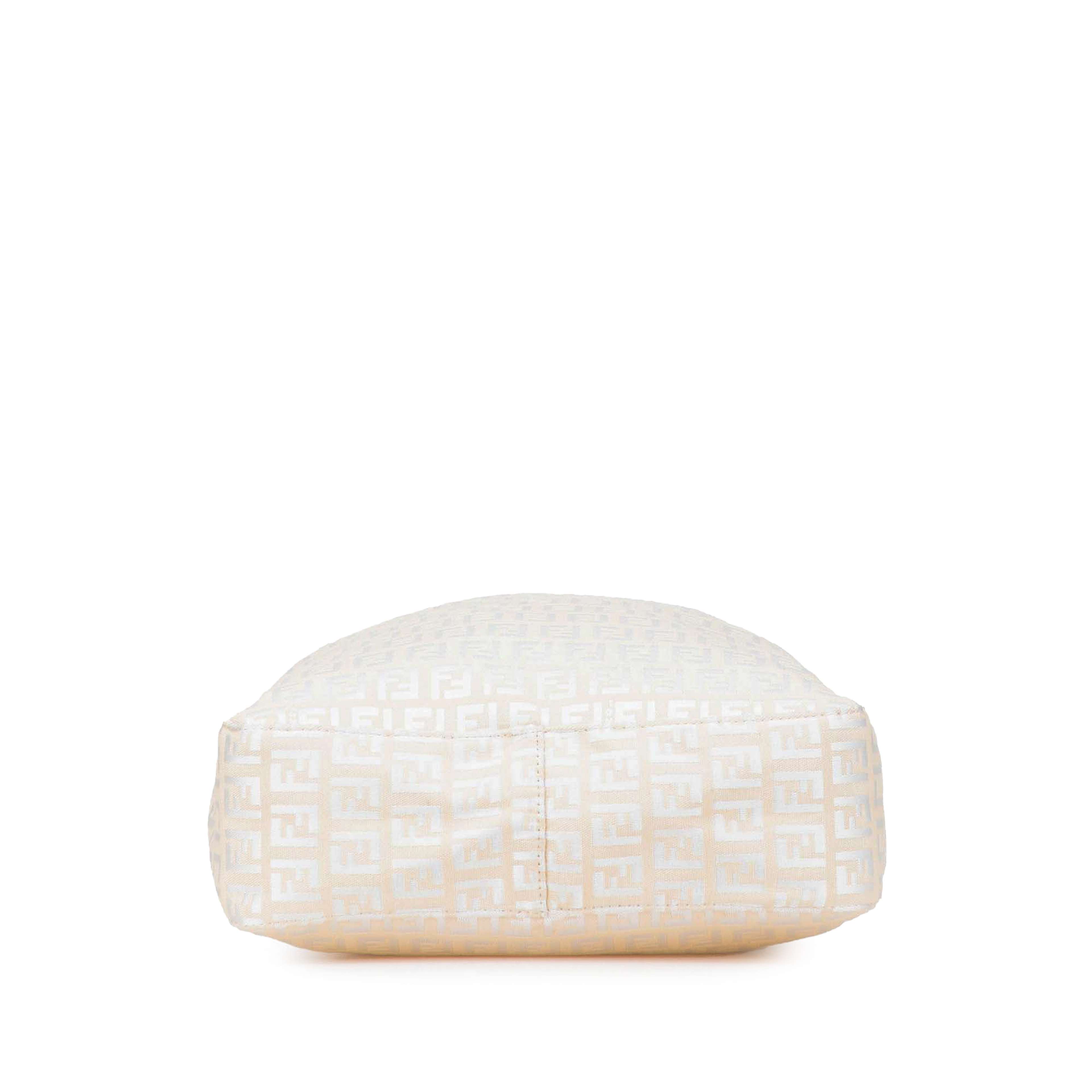 Fendi Zucchino Canvas Tote, från Luxclusif, i färgen vit. Klicka för att öppna bilden i stort format