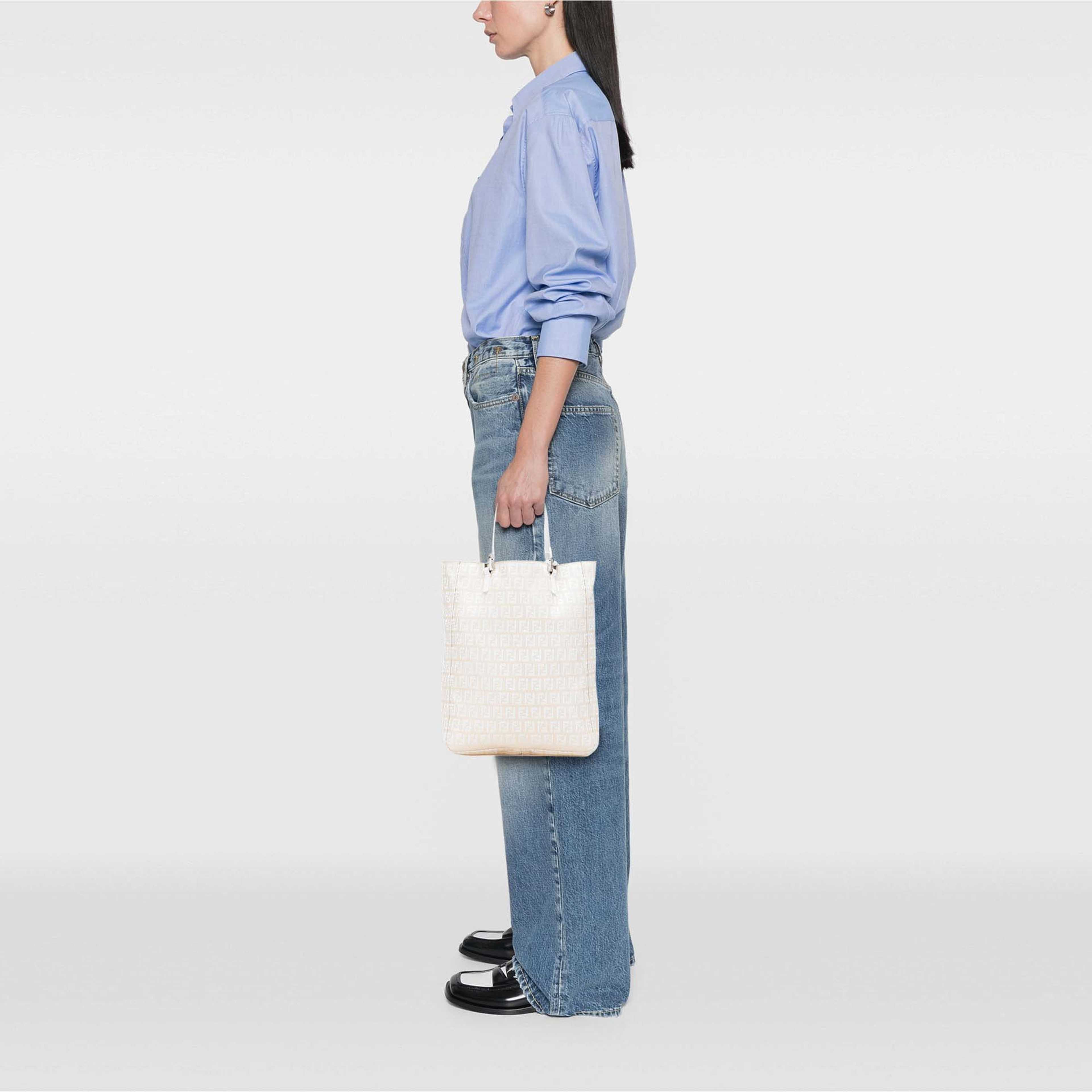 Fendi Zucchino Canvas Tote, från Luxclusif, i färgen vit. Klicka för att öppna bilden i stort format