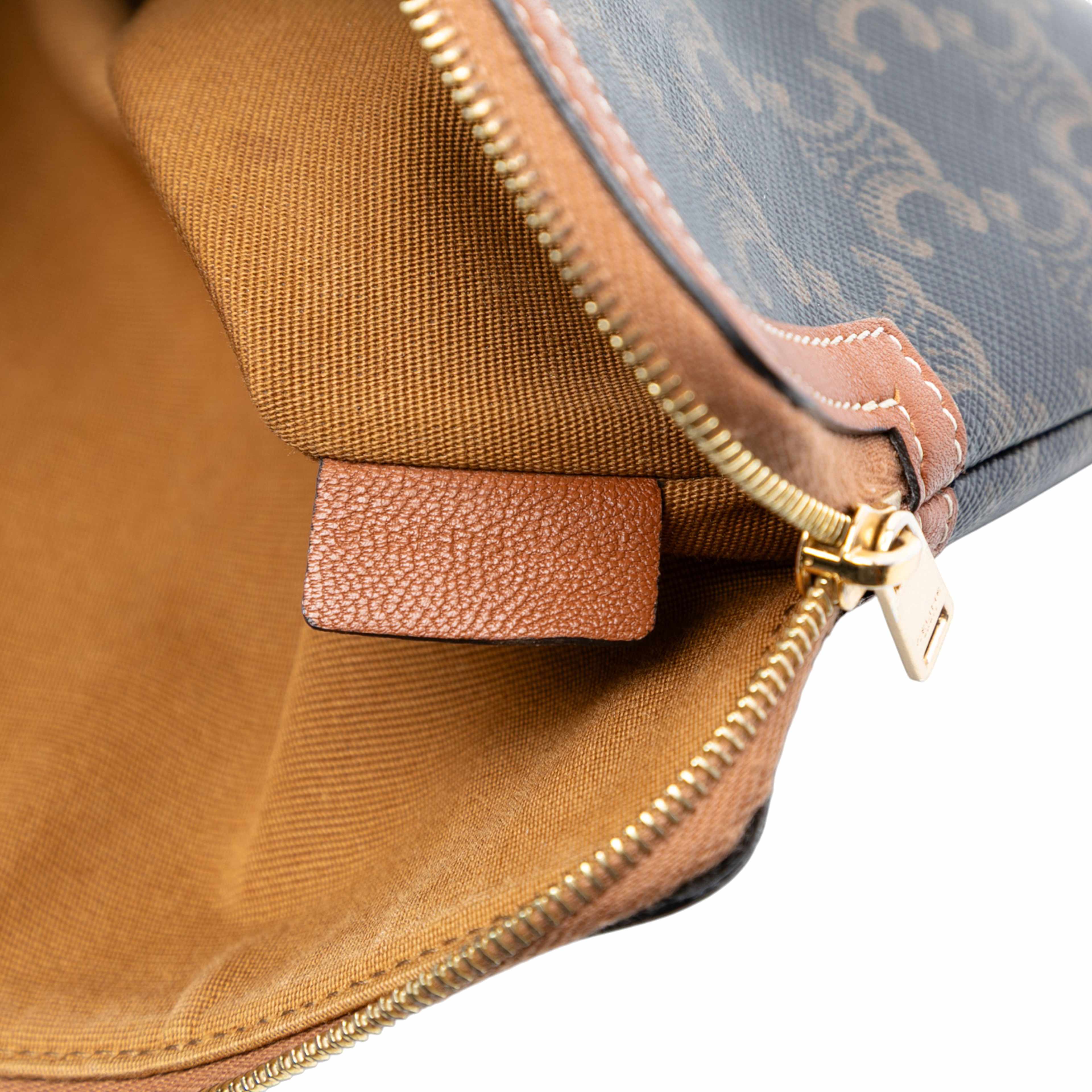 Celine Small Triomphe Coated Canvas Clutch, från Luxclusif, i färgen dark brown. Klicka för att öppna bilden i stort format