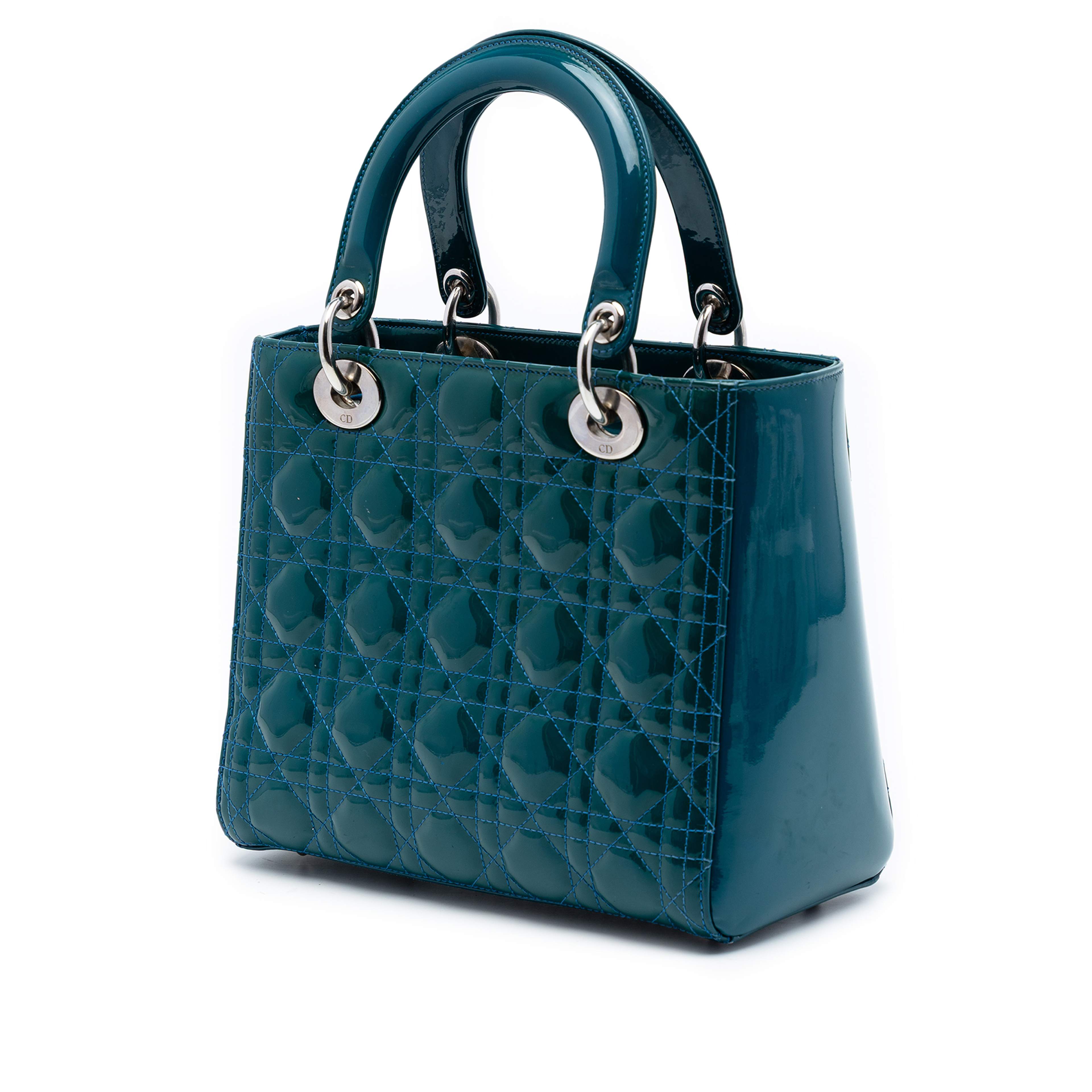 Dior Medium Patent Cannage Lady Dior, från Luxclusif, i färgen blå. Klicka för att öppna bilden i stort format