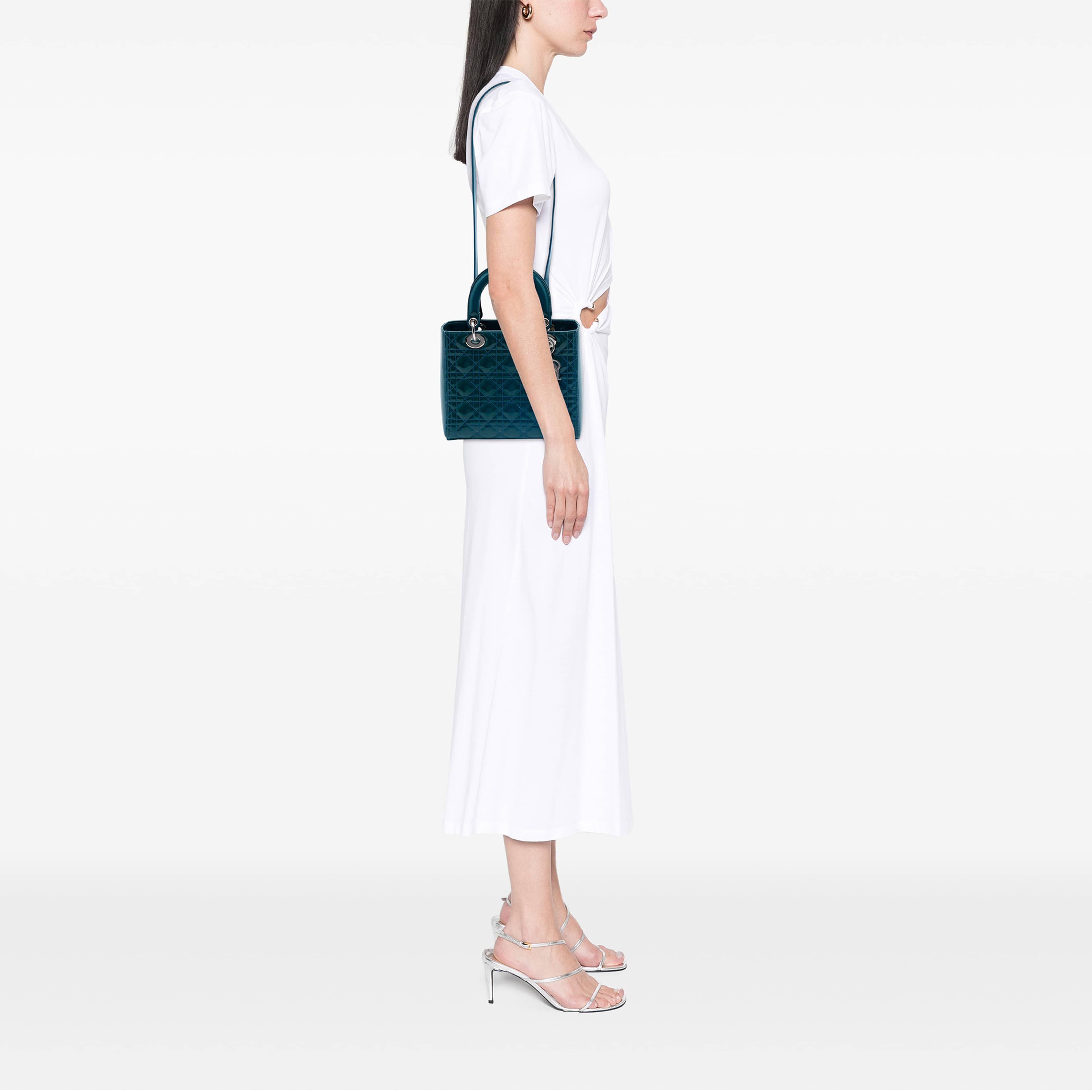 Dior Medium Patent Cannage Lady Dior, från Luxclusif, i färgen blå. Klicka för att öppna bilden i stort format