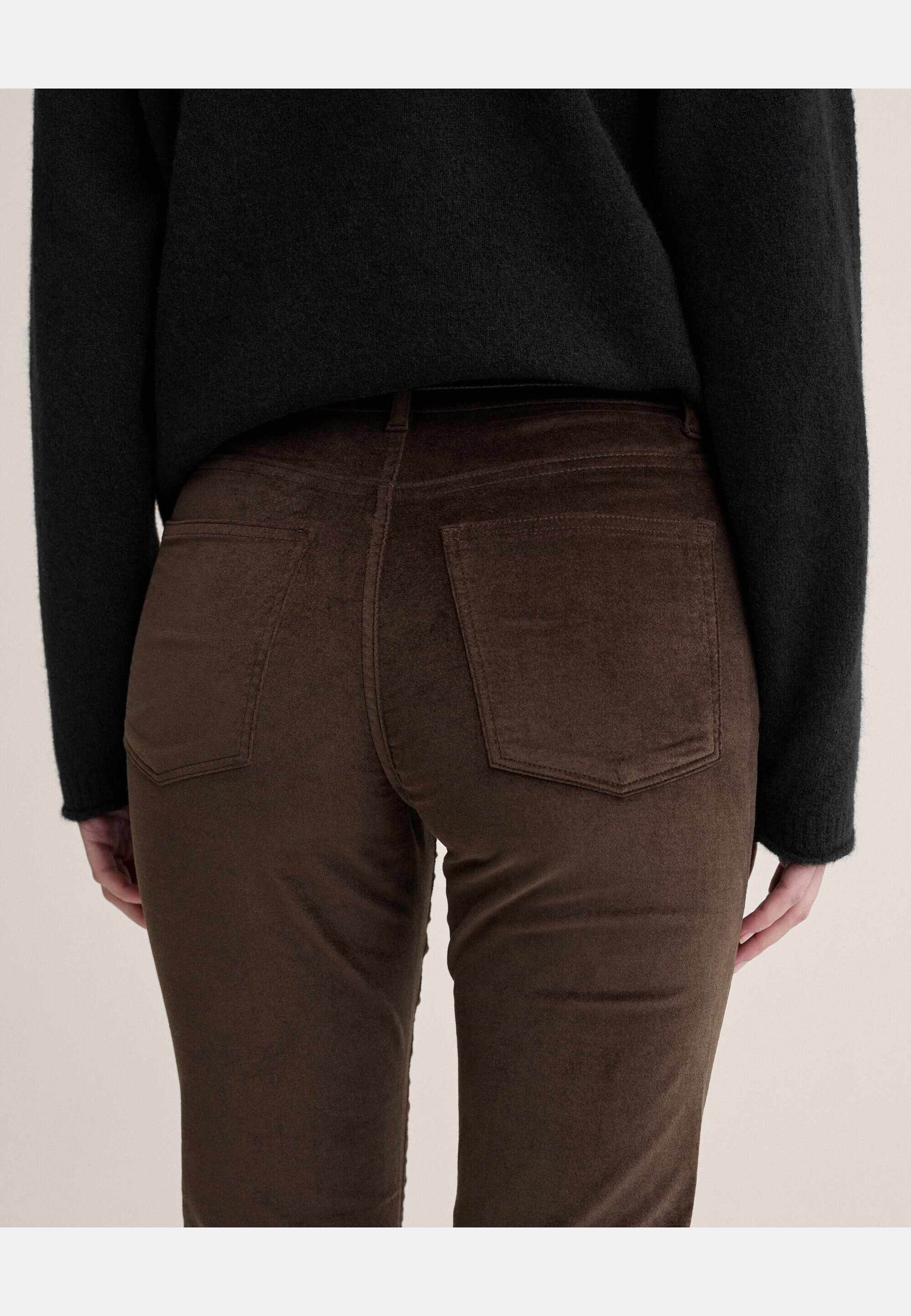 Nora Velvet Trousers, från Newhouse, i färgen brun. Klicka för att öppna bilden i stort format