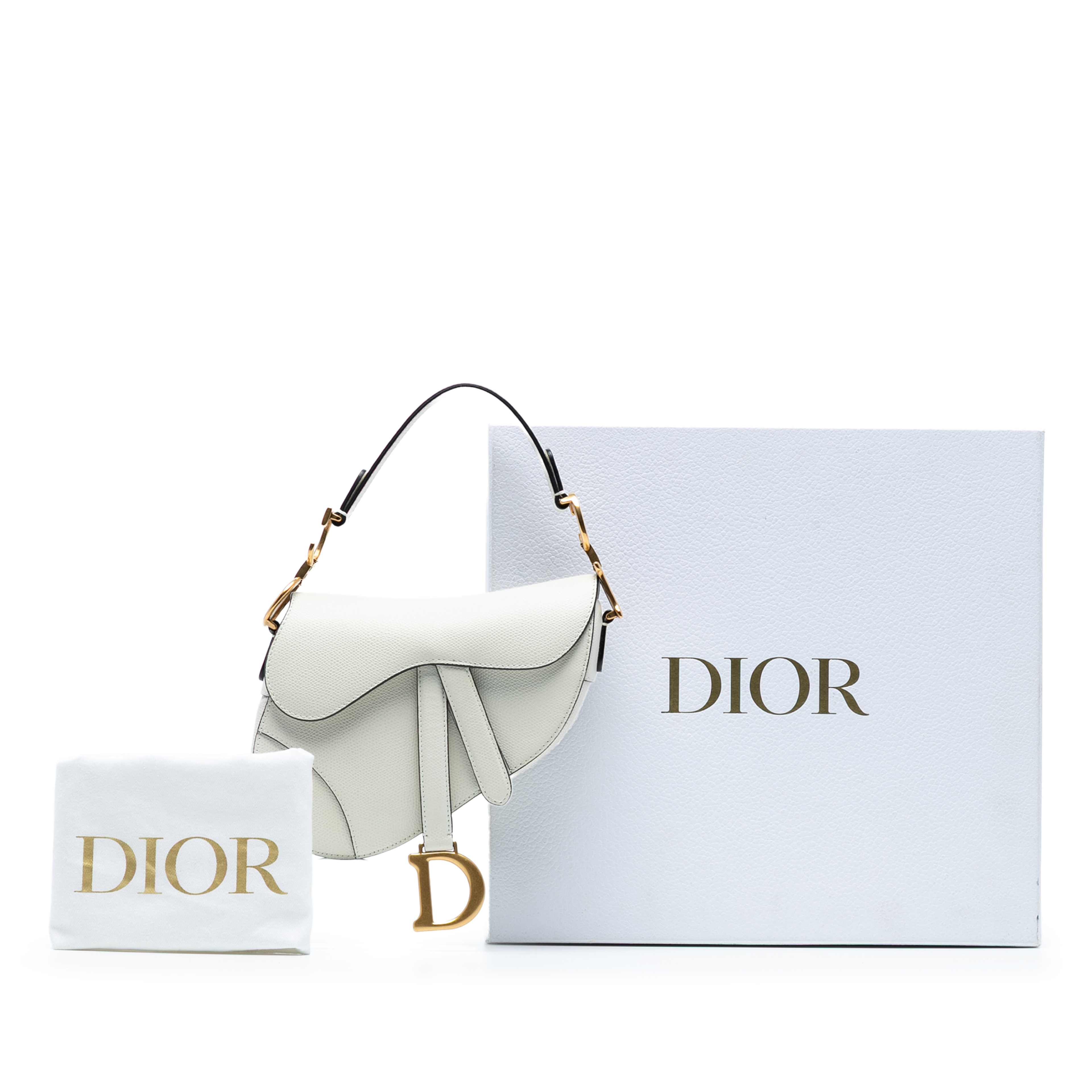 Dior Mini Grained Calfskin Saddle Bag, från Luxclusif, i färgen vit. Klicka för att öppna bilden i stort format