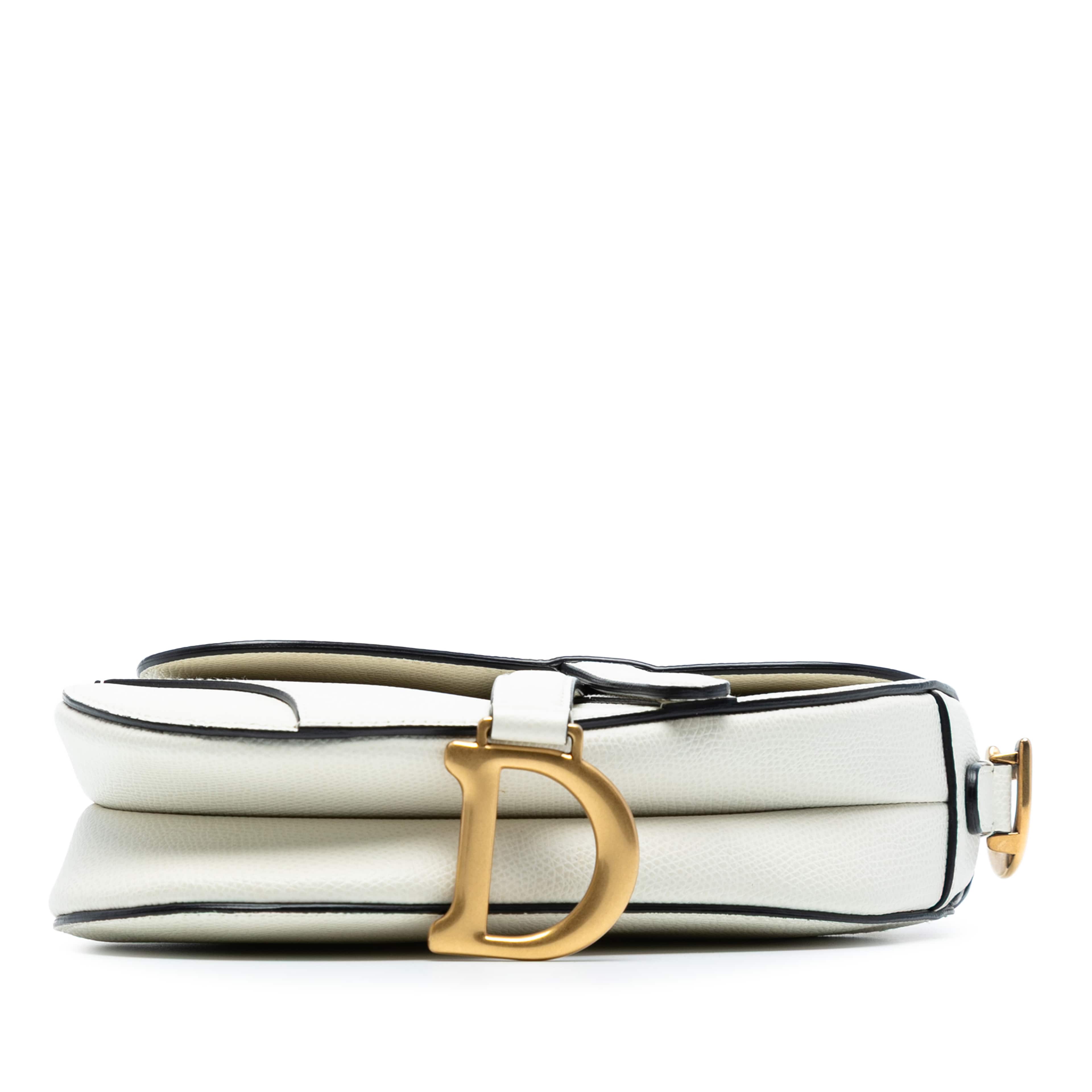 Dior Mini Grained Calfskin Saddle Bag, från Luxclusif, i färgen vit. Klicka för att öppna bilden i stort format