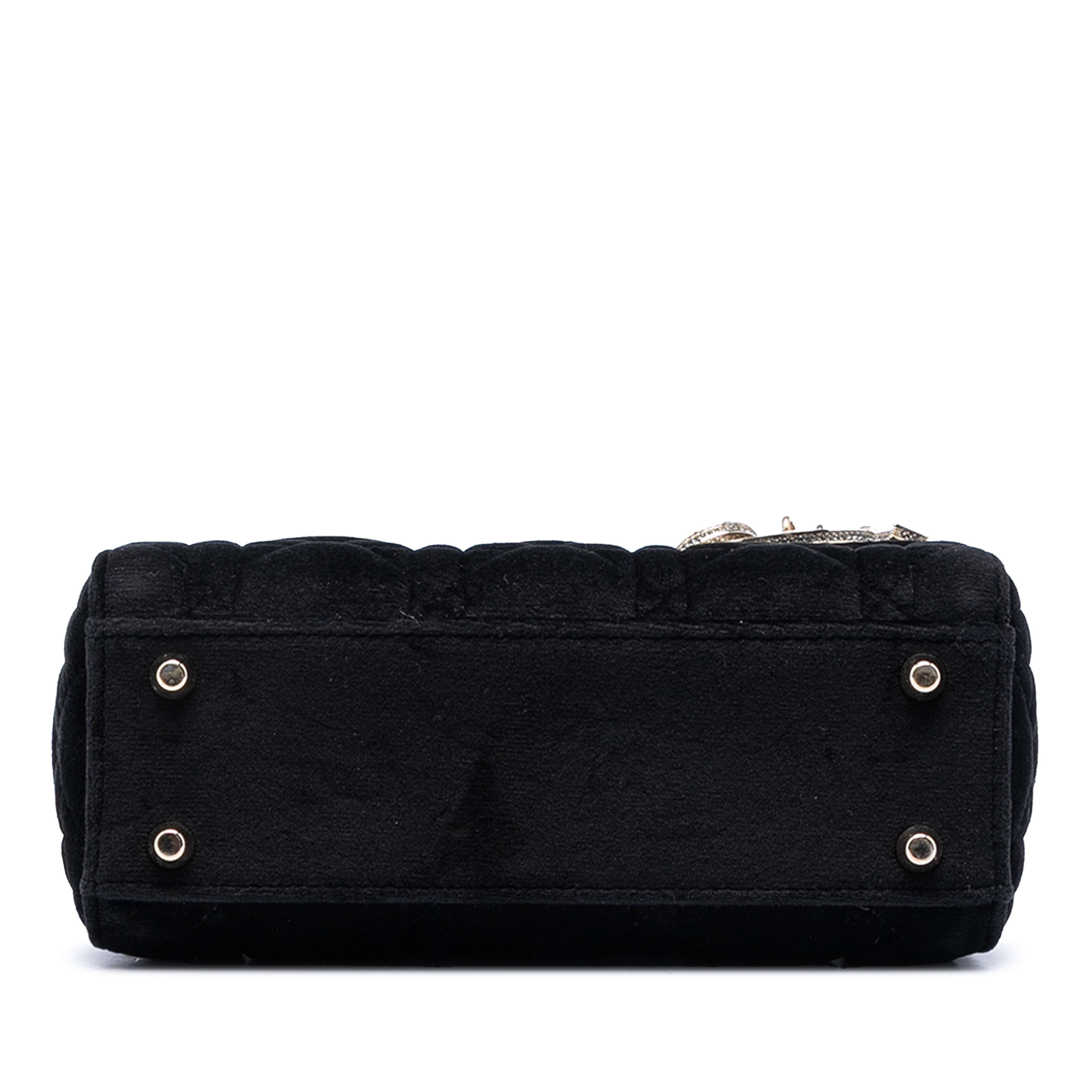 Dior Mini Velvet Cannage Lady Dior, från Luxclusif, i färgen black. Klicka för att öppna bilden i stort format