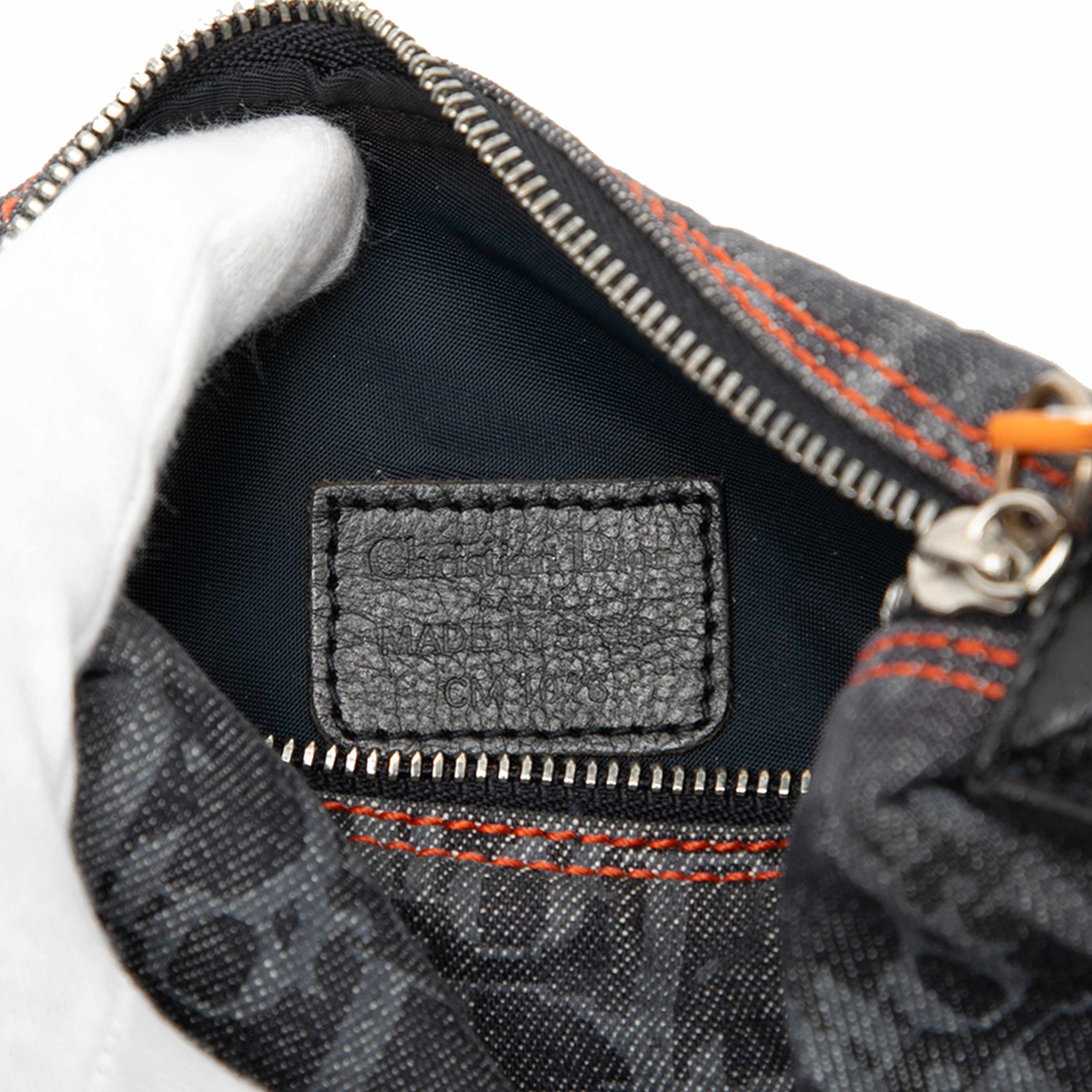 Dior Diorissimo Trotter Denim Flight Cosmetic Pouch, från Luxclusif, i färgen dark blue. Klicka för att öppna bilden i stort format