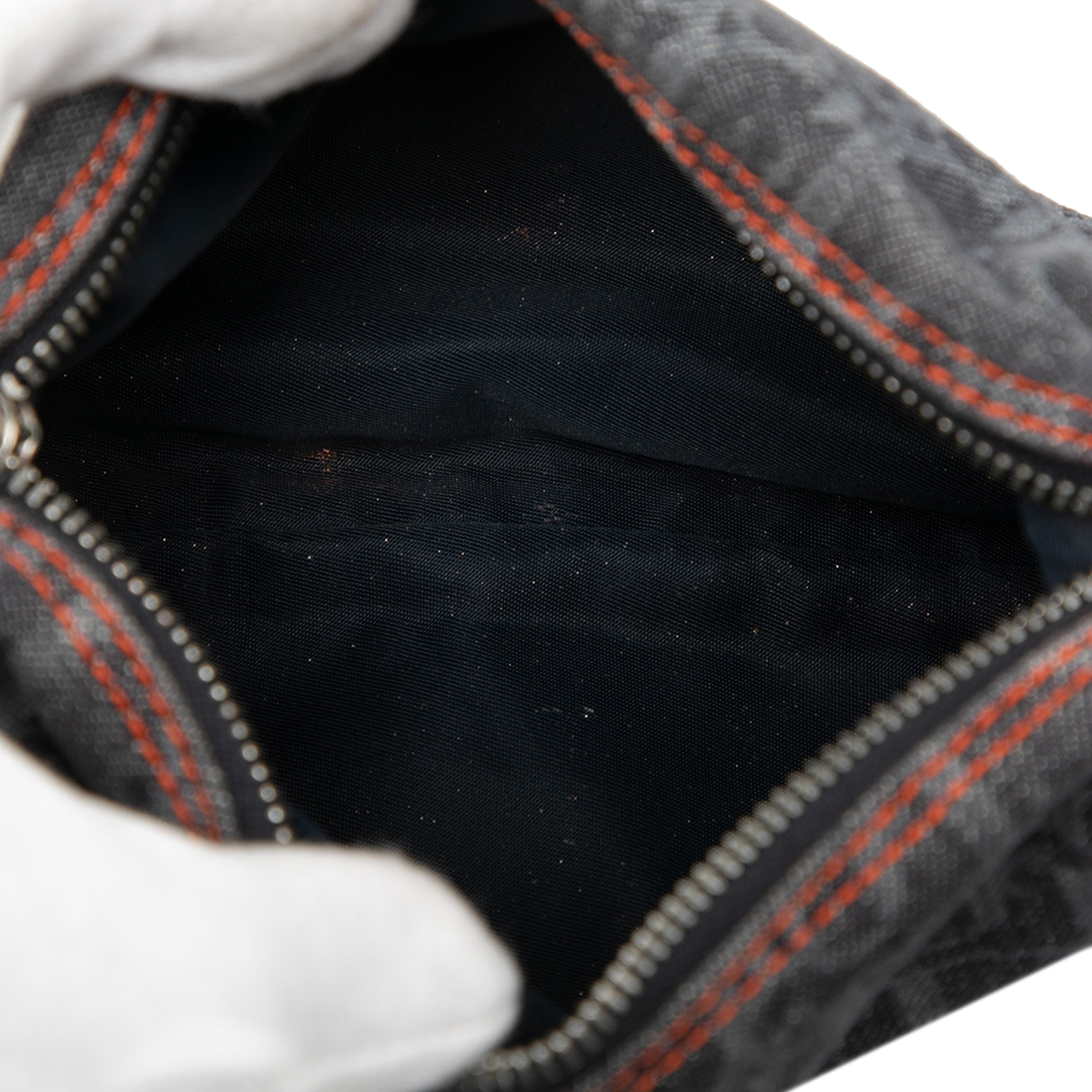 Dior Diorissimo Trotter Denim Flight Cosmetic Pouch, från Luxclusif, i färgen dark blue. Klicka för att öppna bilden i stort format
