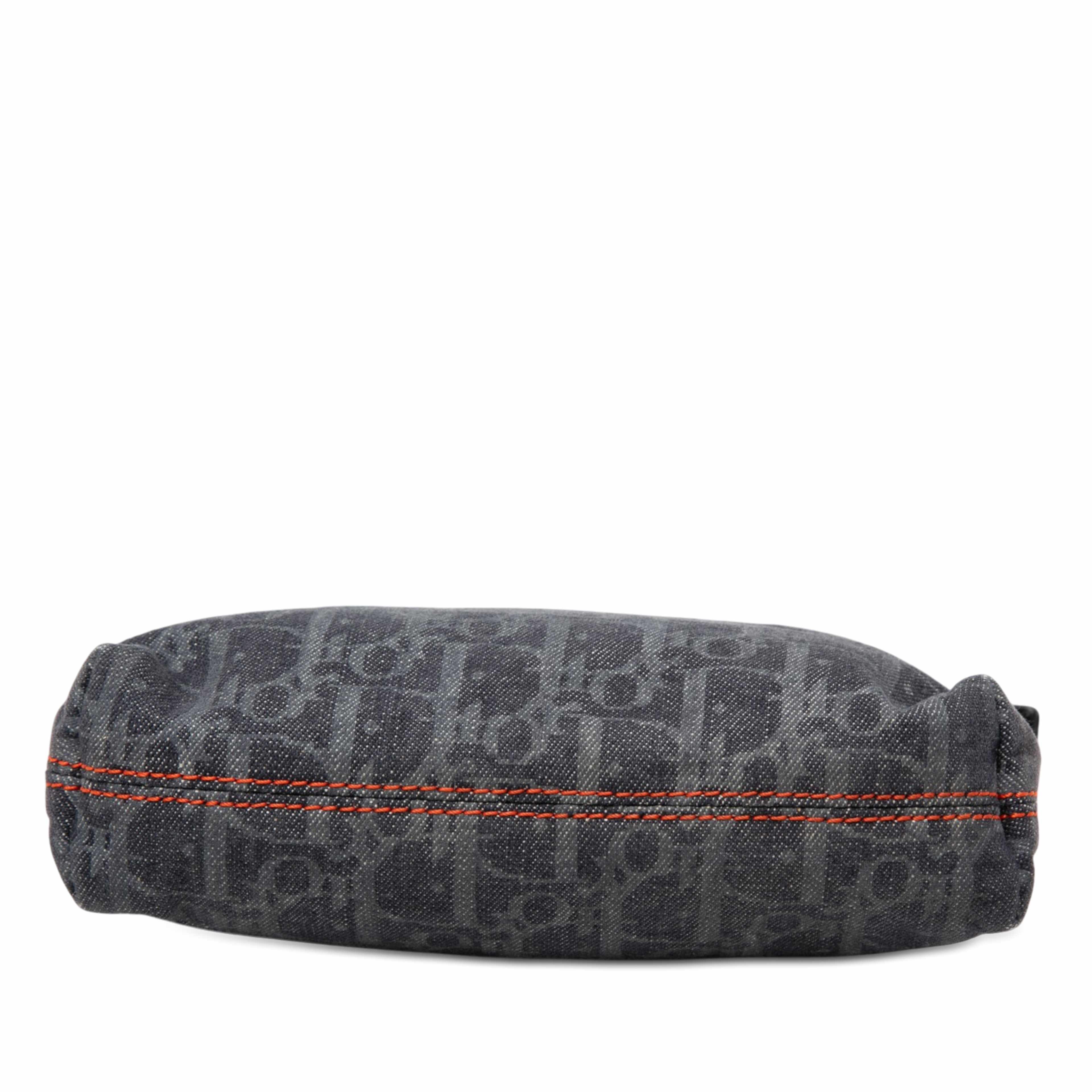 Dior Diorissimo Trotter Denim Flight Cosmetic Pouch, från Luxclusif, i färgen dark blue. Klicka för att öppna bilden i stort format