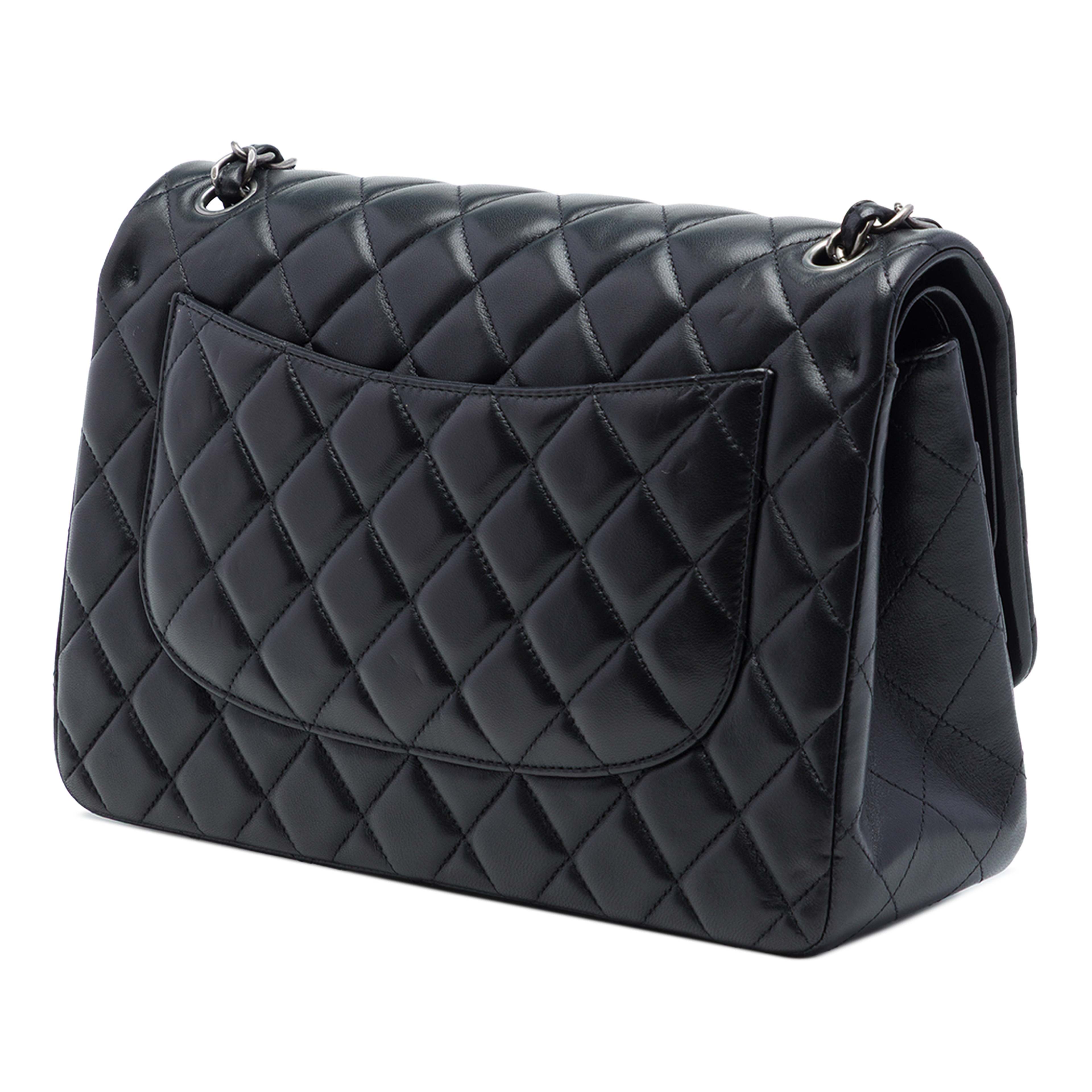 Chanel Jumbo Classic Lambskin Double Flap, från Luxclusif, i färgen svart. Klicka för att öppna bilden i stort format