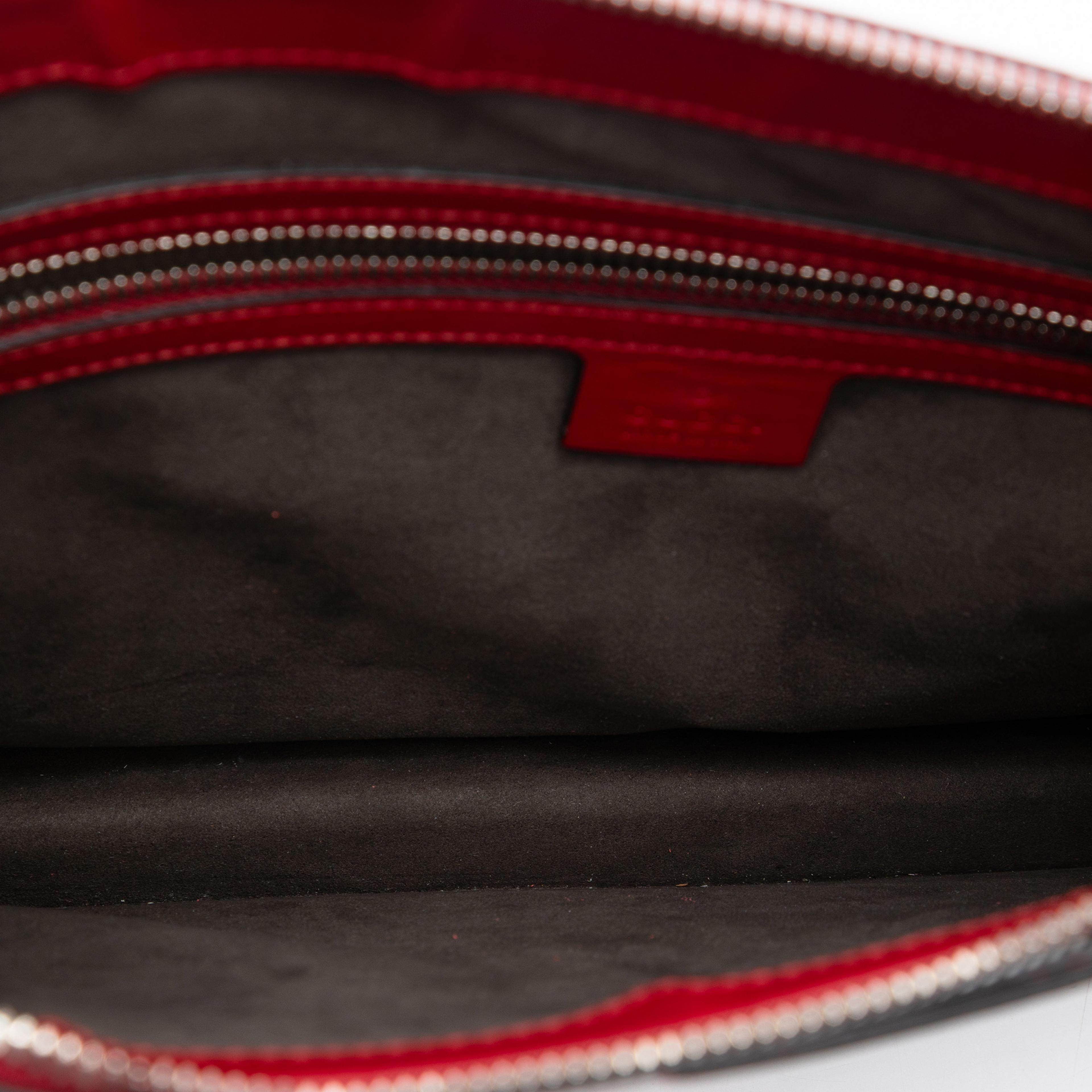 Gucci Guccissima Zip Messenger Bag, från Luxclusif, i färgen red. Klicka för att öppna bilden i stort format