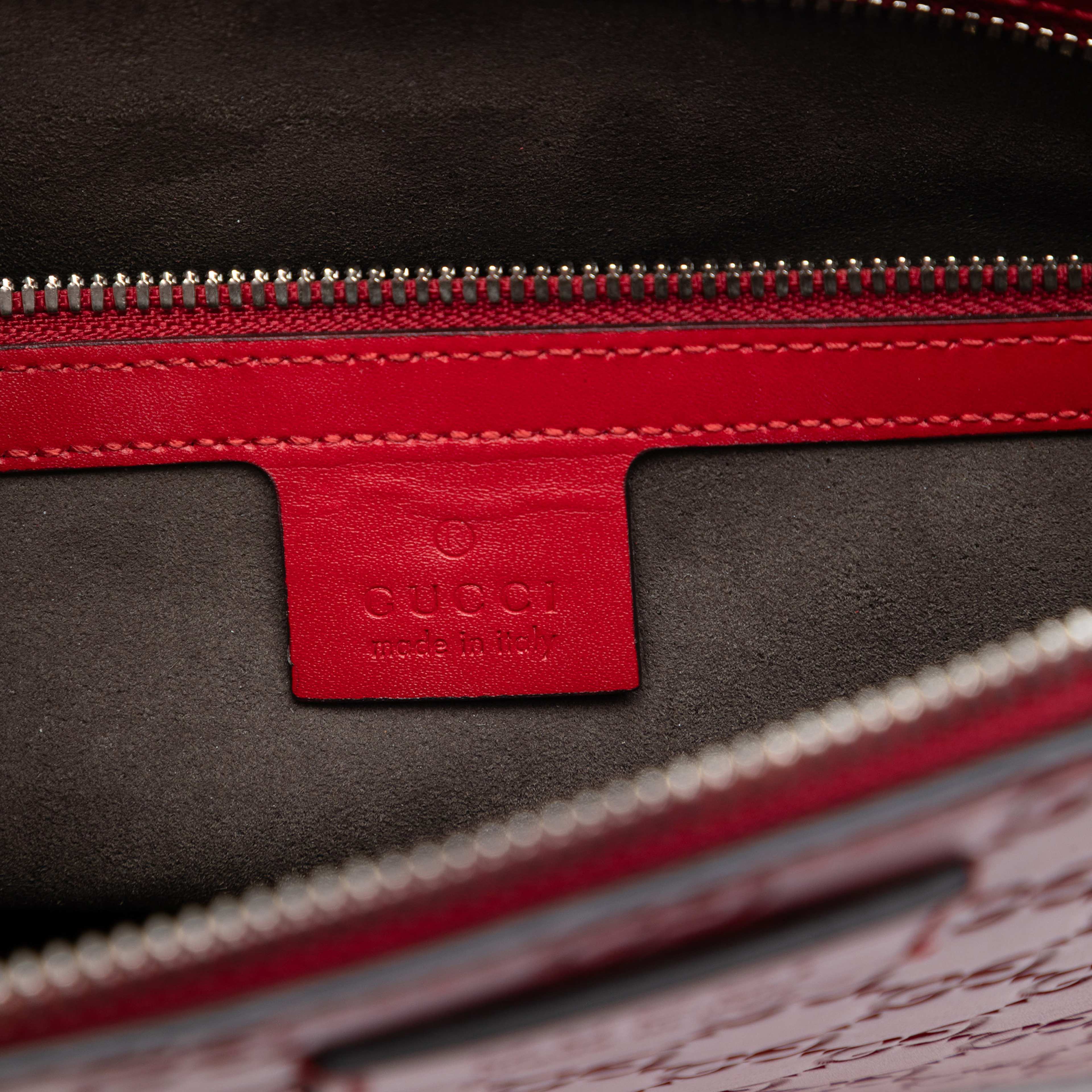 Gucci Guccissima Zip Messenger Bag, från Luxclusif, i färgen red. Klicka för att öppna bilden i stort format