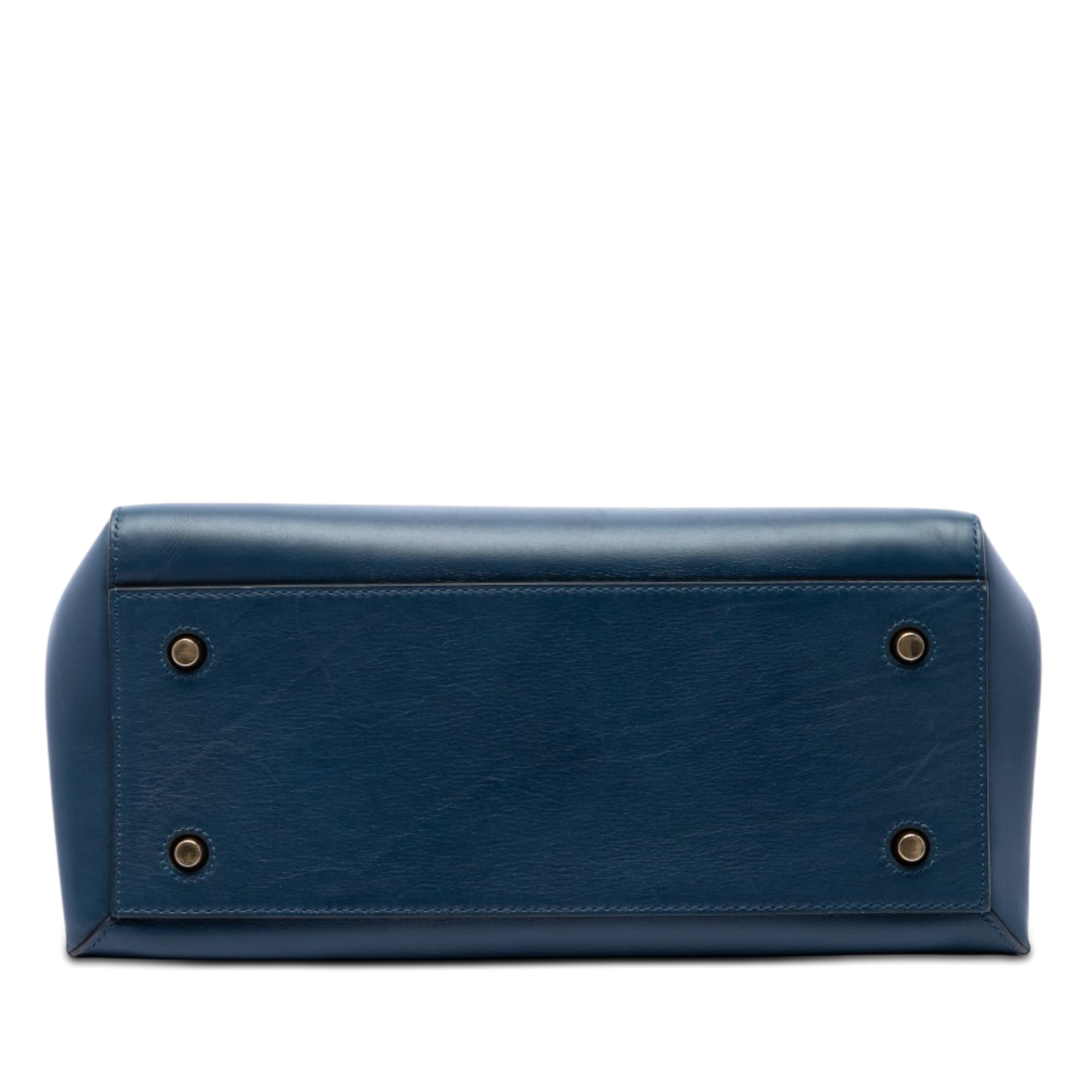 Celine Medium Leather Edge Handbag, från Luxclusif, i färgen blå. Klicka för att öppna bilden i stort format