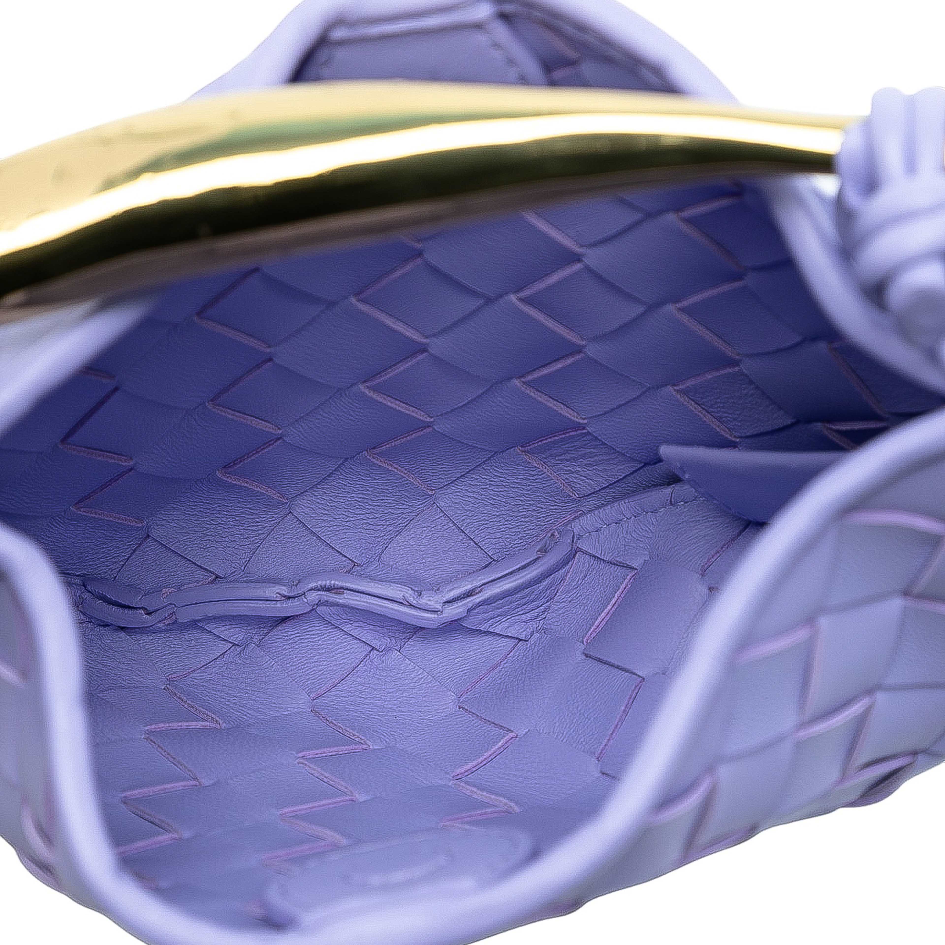Bottega Veneta Baby Lambskin Intrecciato Sardine Bag, från Luxclusif, i färgen light purple. Klicka för att öppna bilden i stort format