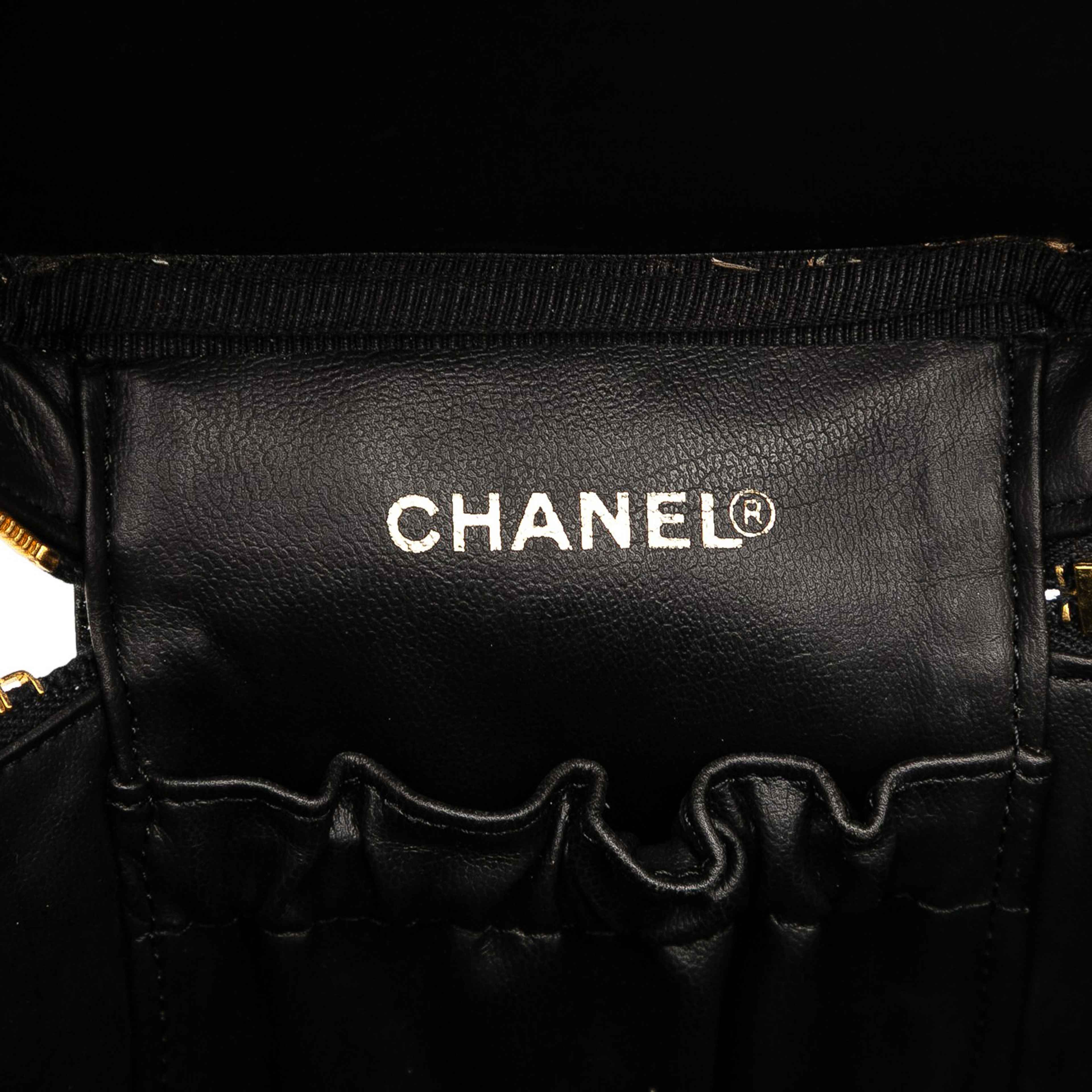 Chanel Cc Patent Vanity Bag, från Luxclusif, i färgen black. Klicka för att öppna bilden i stort format