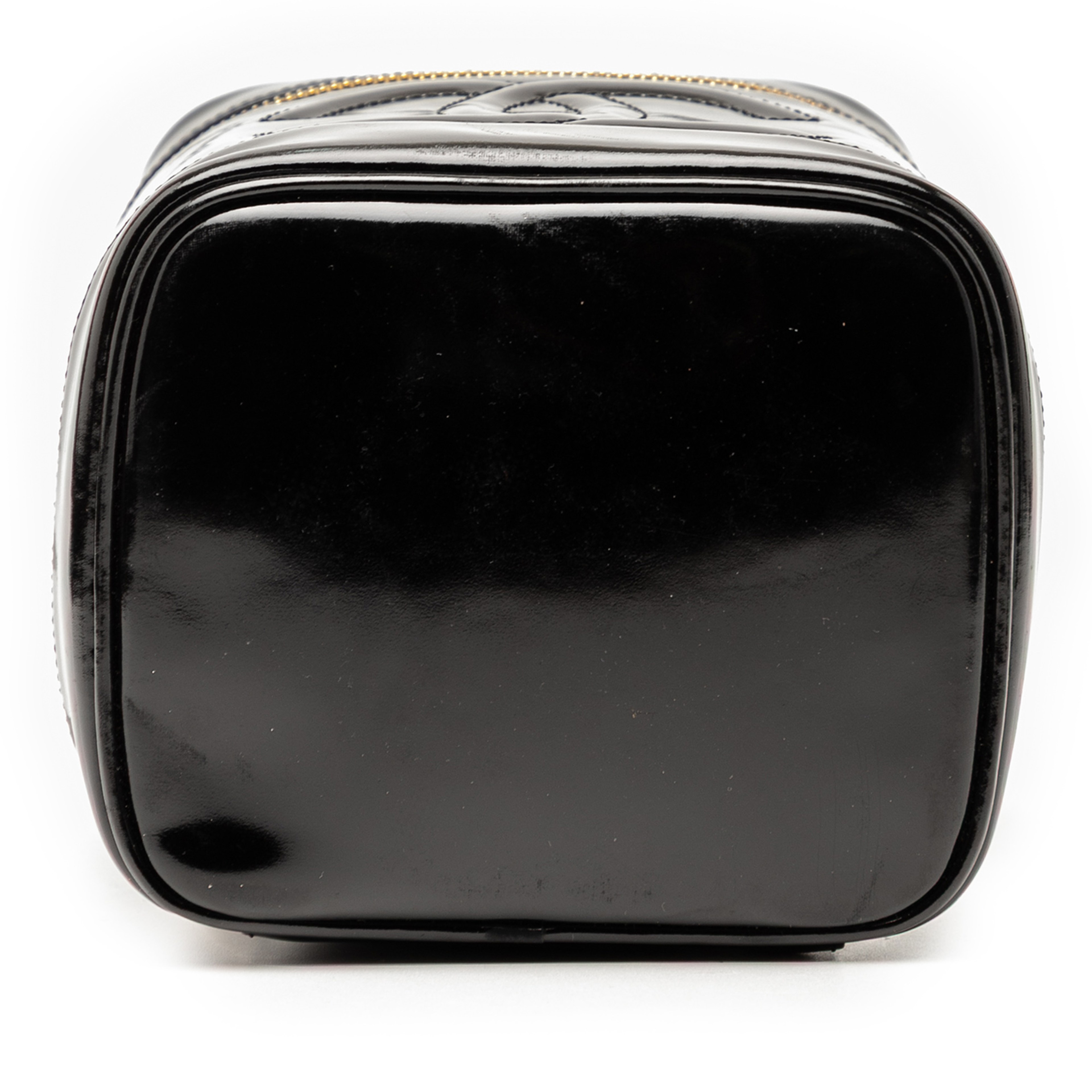 Chanel Cc Patent Vanity Bag, från Luxclusif, i färgen black. Klicka för att öppna bilden i stort format