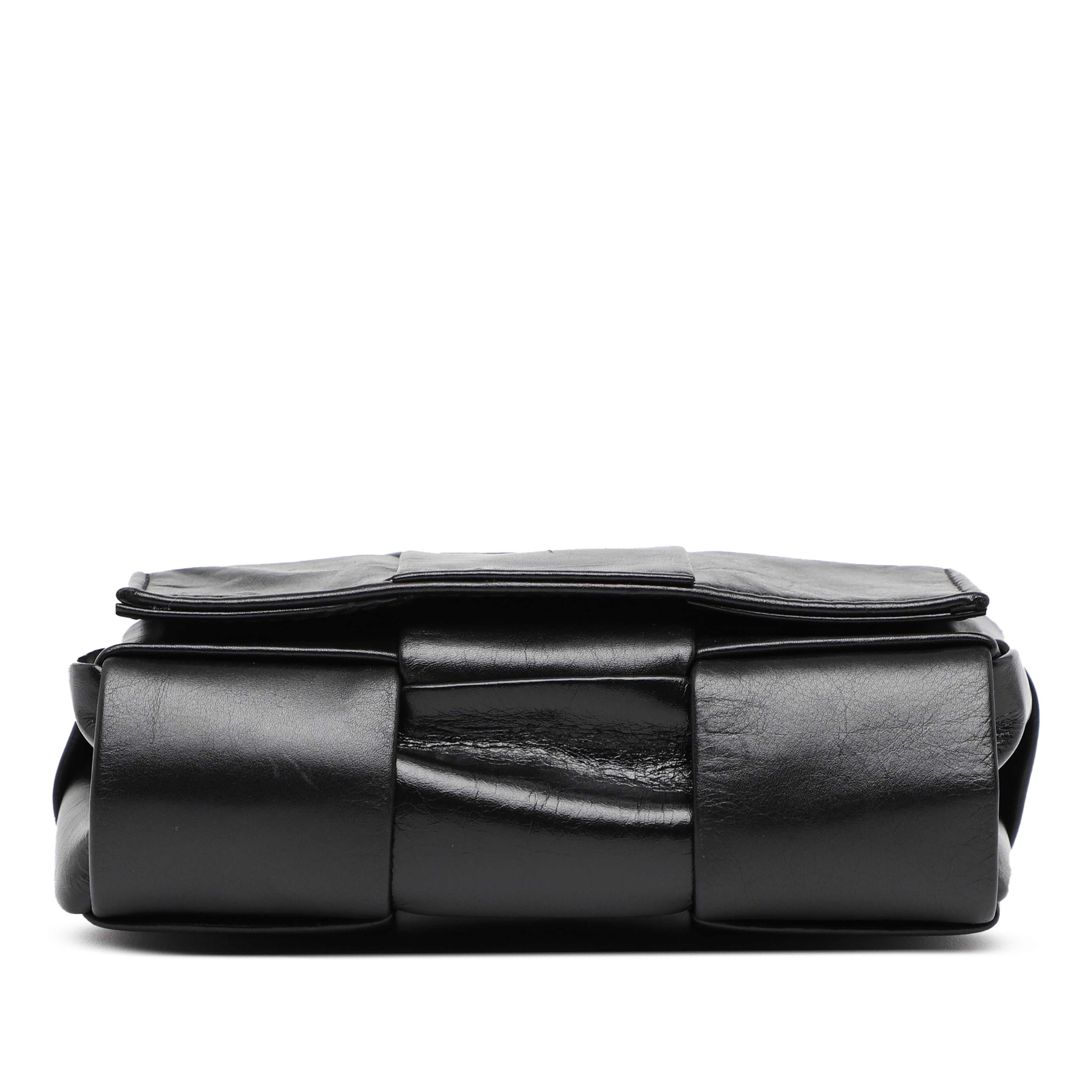 Bottega Veneta Candy Paper Calfskin Intrecciato Cassette Crossbody, från Luxclusif, i färgen svart. Klicka för att öppna bilden i stort format