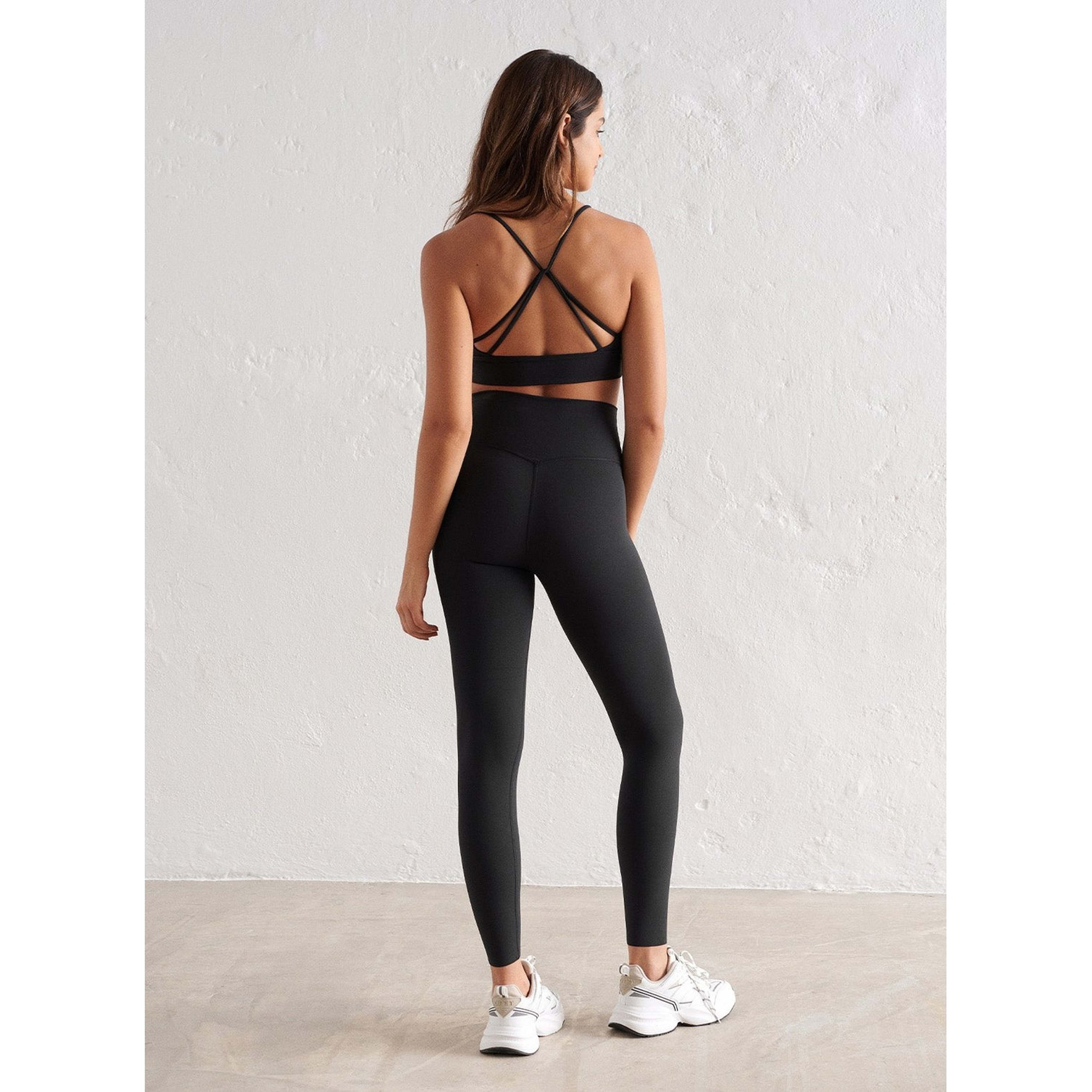 Sense Strap Bra, från aim'n, i färgen black. Klicka för att öppna bilden i stort format