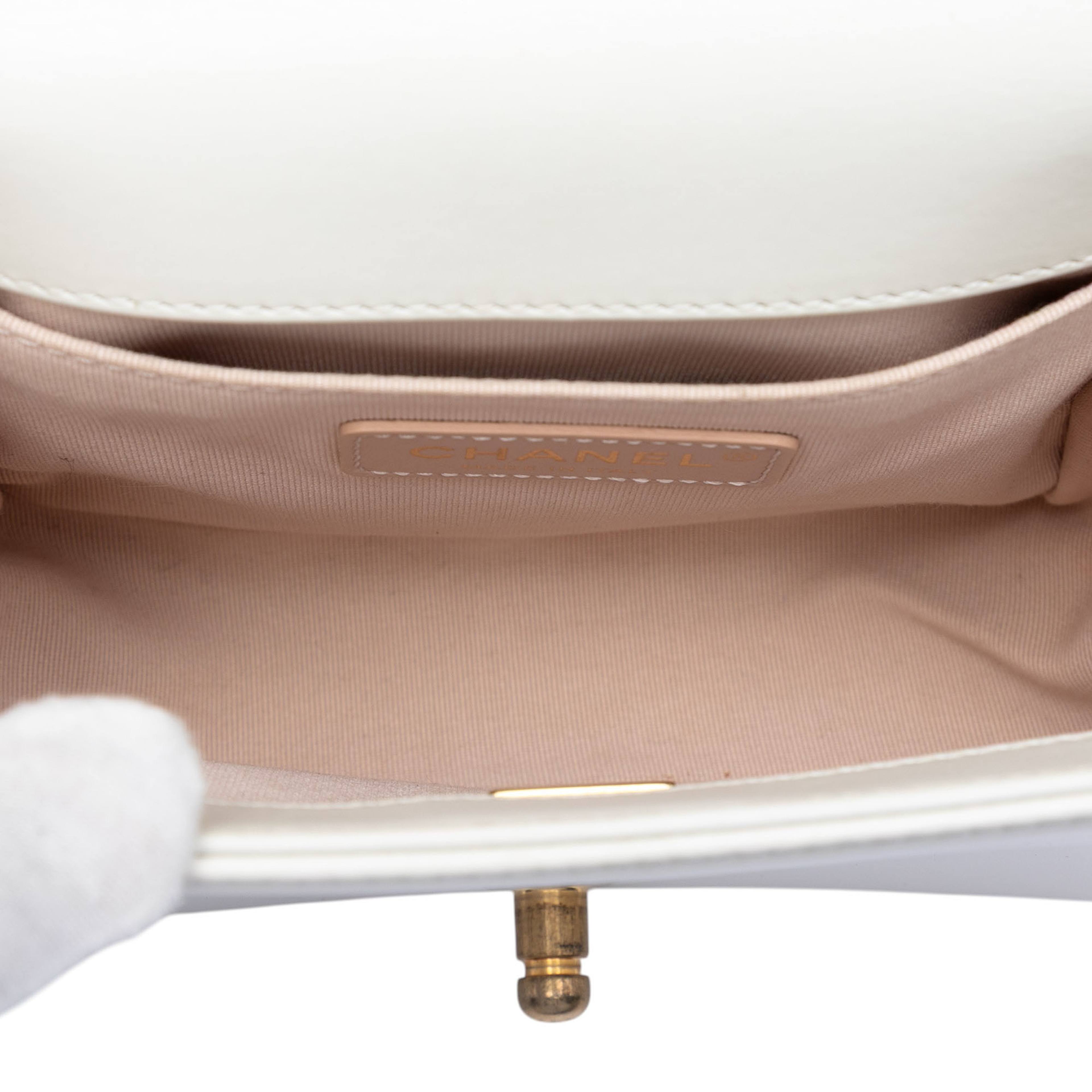 Chanel Square Calfskin Boy Reverso Flap, från Luxclusif, i färgen ivory. Klicka för att öppna bilden i stort format