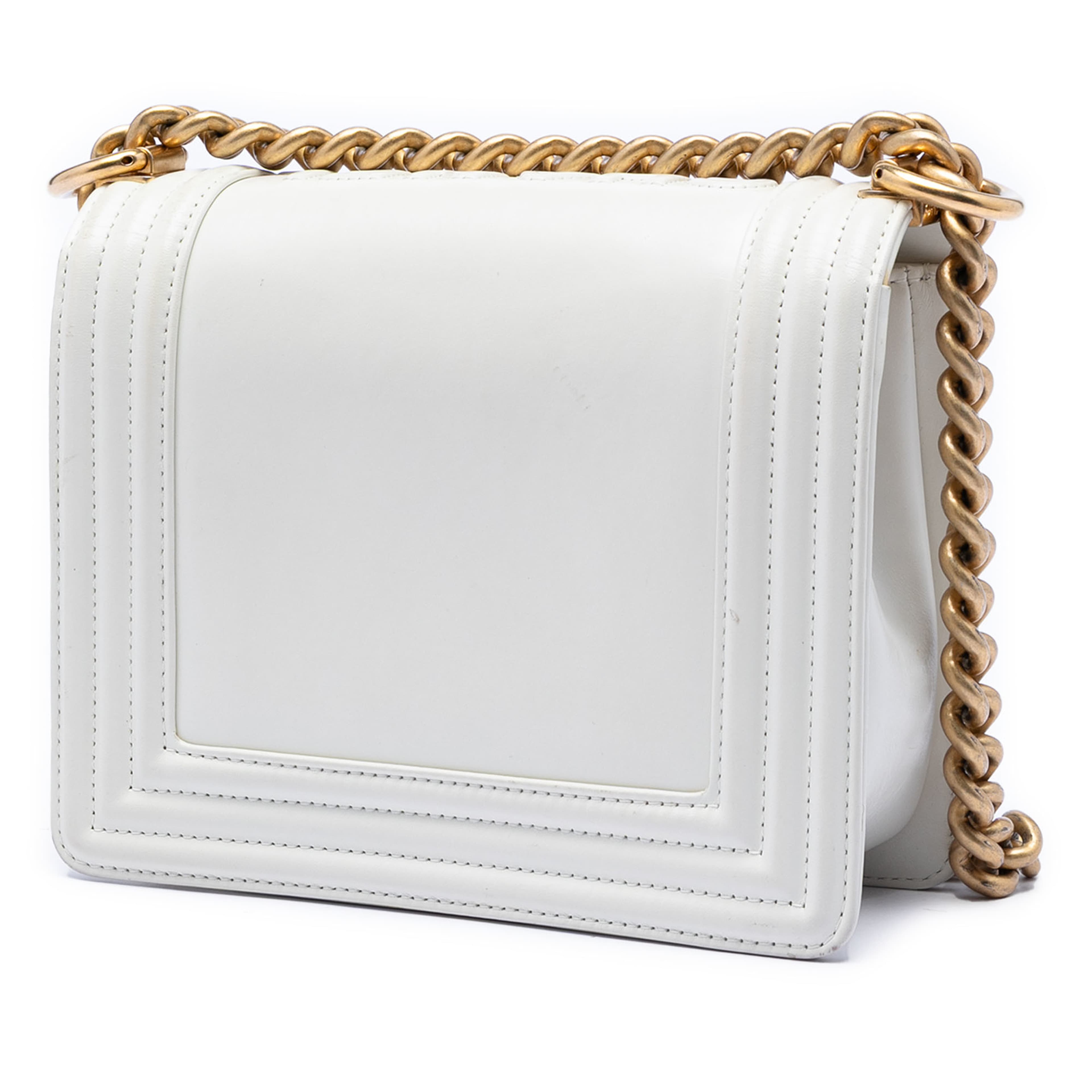 Chanel Square Calfskin Boy Reverso Flap, från Luxclusif, i färgen vit. Klicka för att öppna bilden i stort format