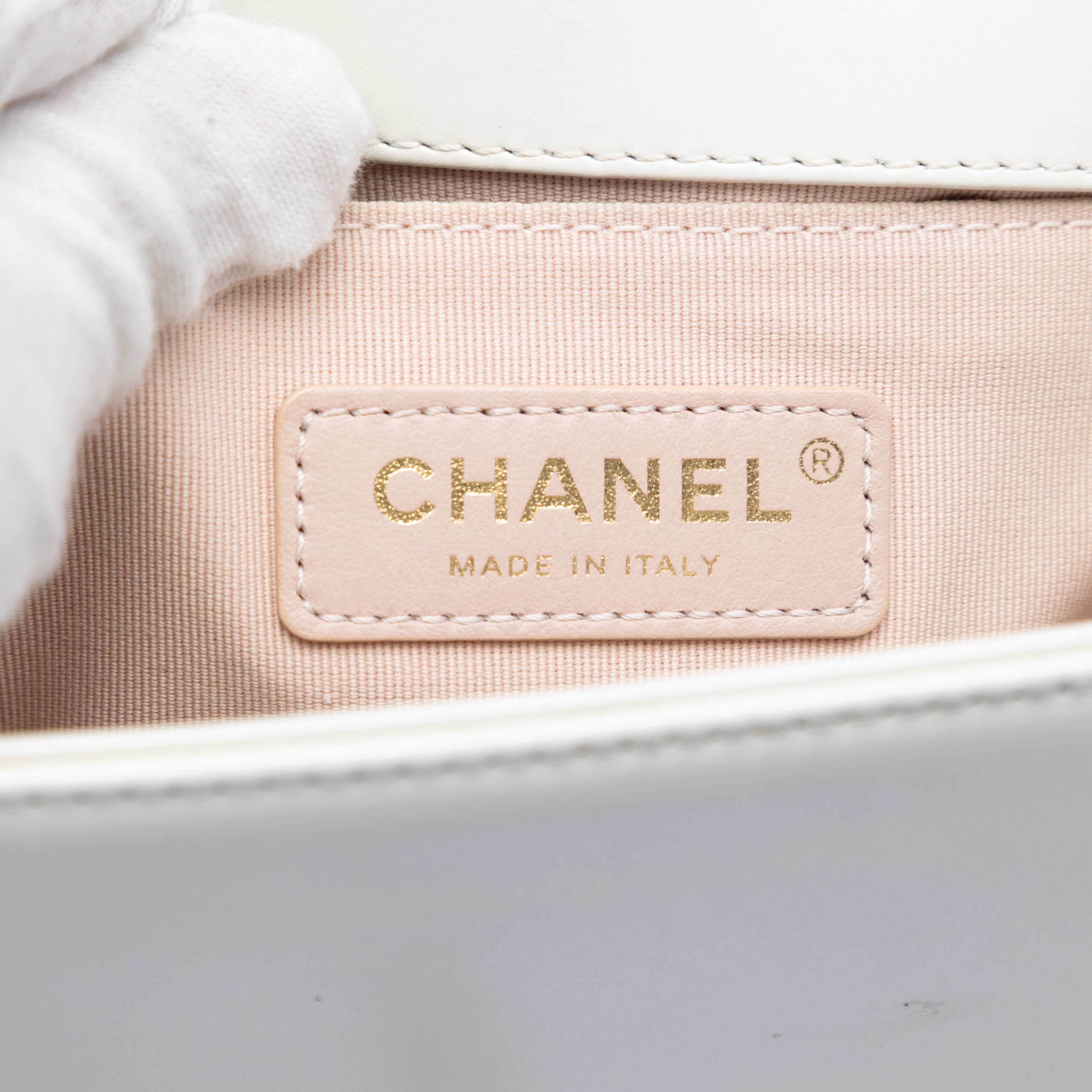 Chanel Square Calfskin Boy Reverso Flap, från Luxclusif, i färgen ivory. Klicka för att öppna bilden i stort format
