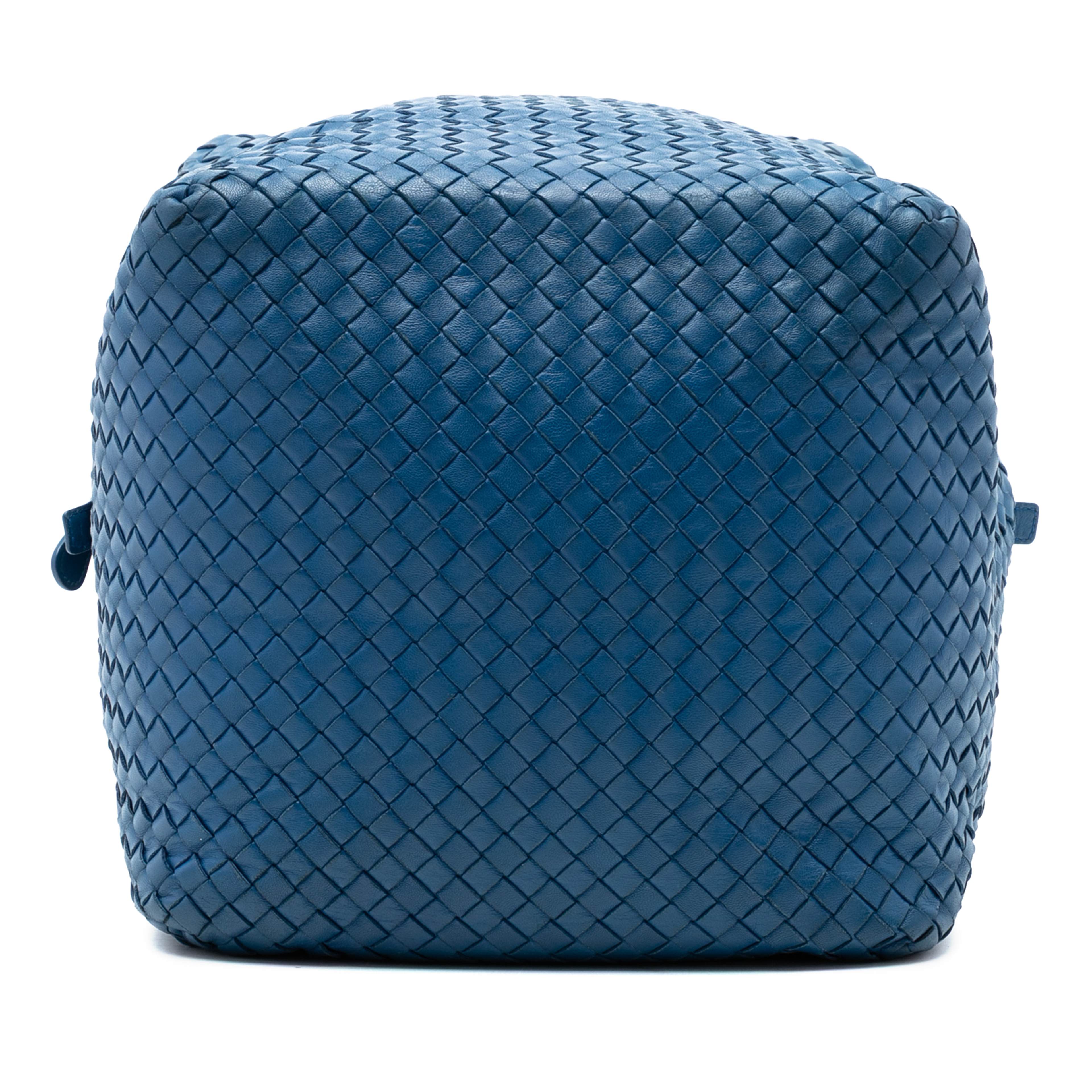 Bottega Veneta Nappa Intrecciato Cube Shoulder Bag, från Luxclusif, i färgen blå. Klicka för att öppna bilden i stort format