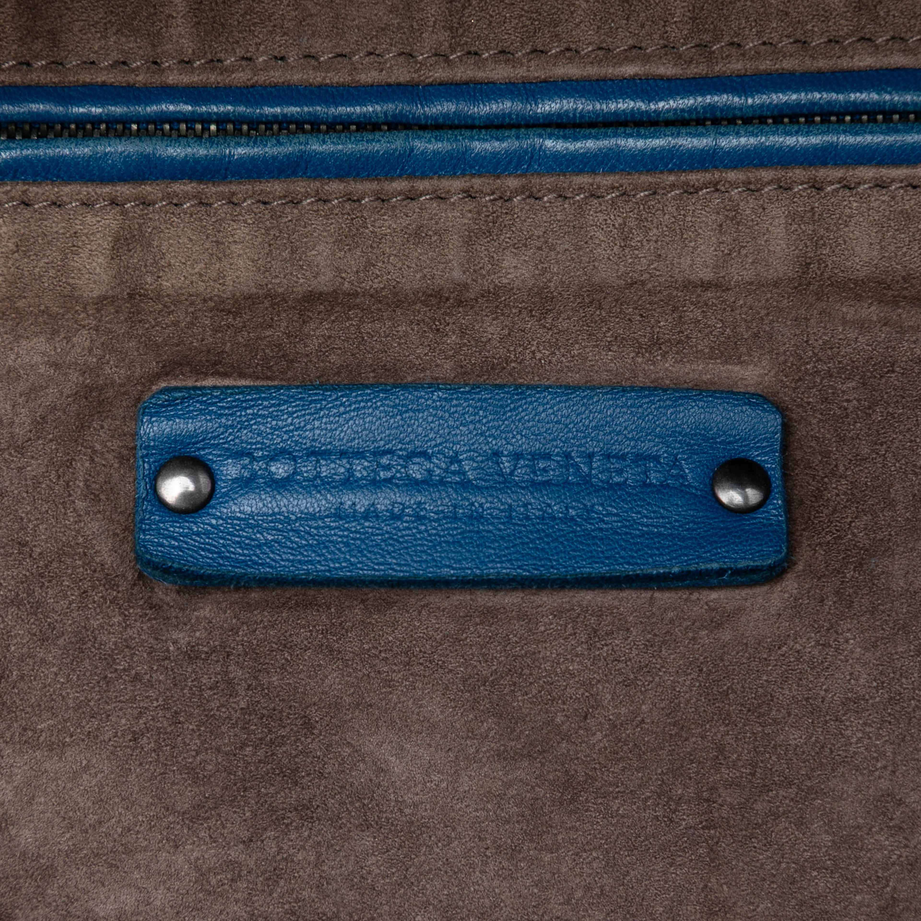 Bottega Veneta Nappa Intrecciato Cube Shoulder Bag, från Luxclusif, i färgen blå. Klicka för att öppna bilden i stort format