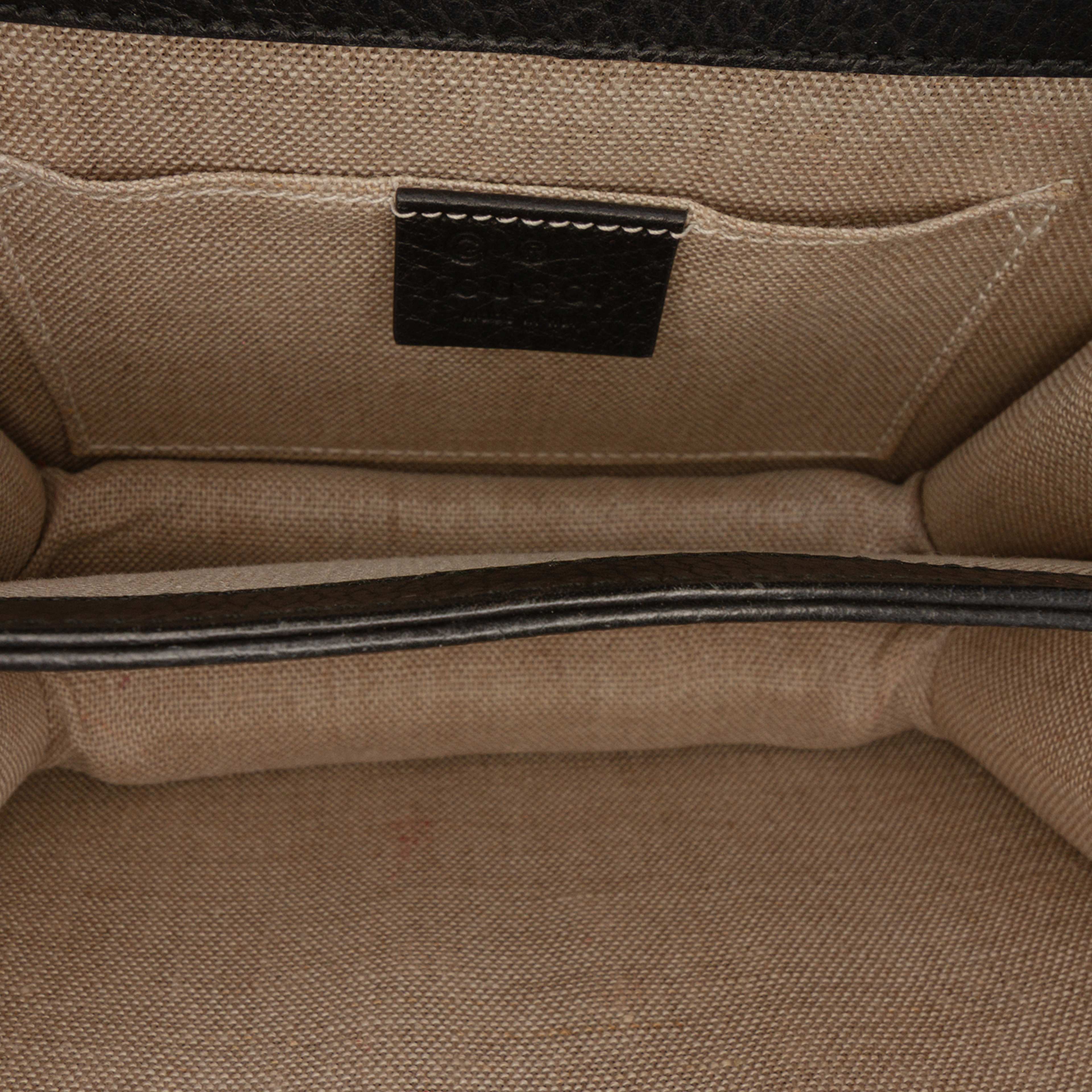 Gucci Small Dollar Calfskin Interlocking G Crossbody, från Luxclusif, i färgen black. Klicka för att öppna bilden i stort format