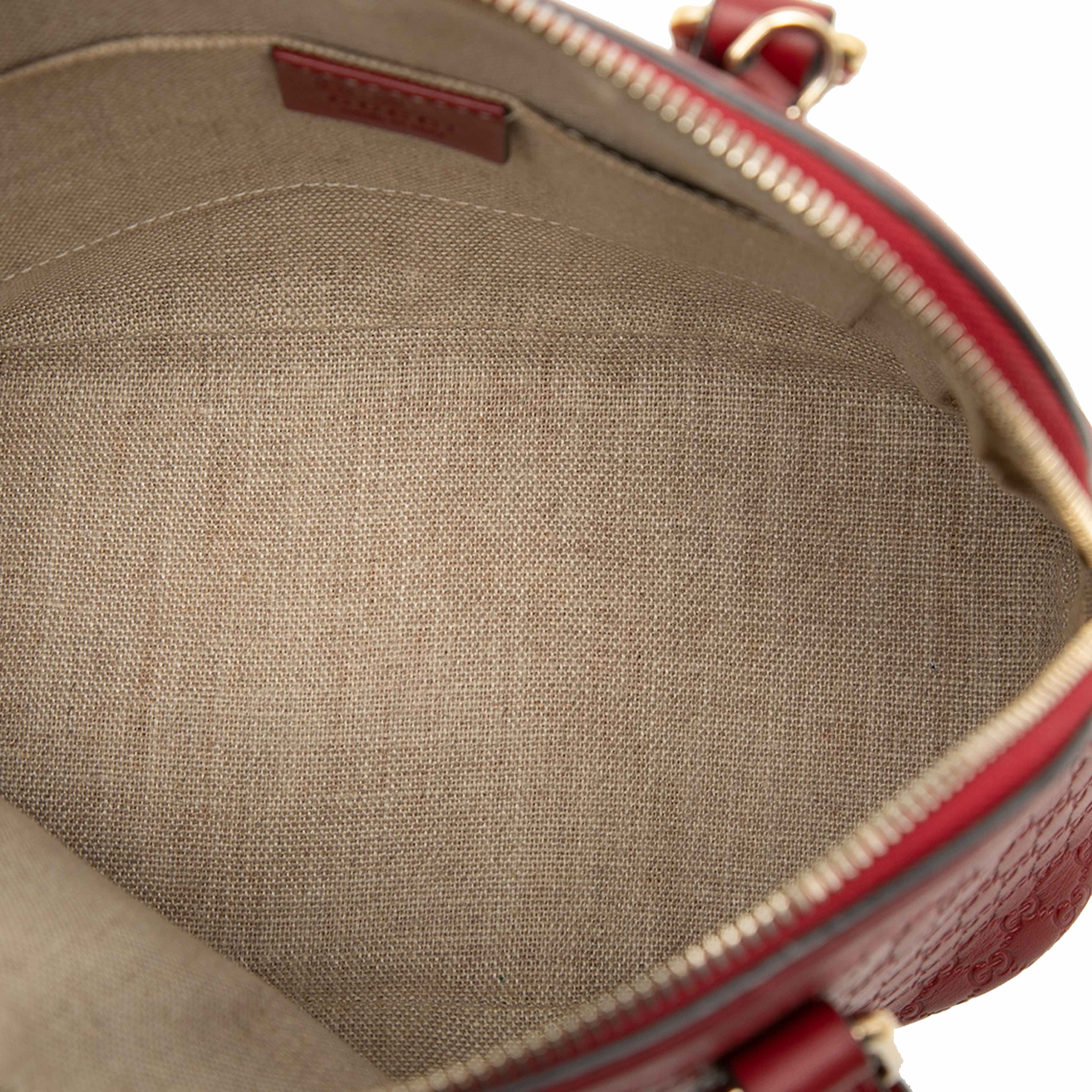 Gucci Mini Microguccissima Dome Satchel, från Luxclusif, i färgen red. Klicka för att öppna bilden i stort format