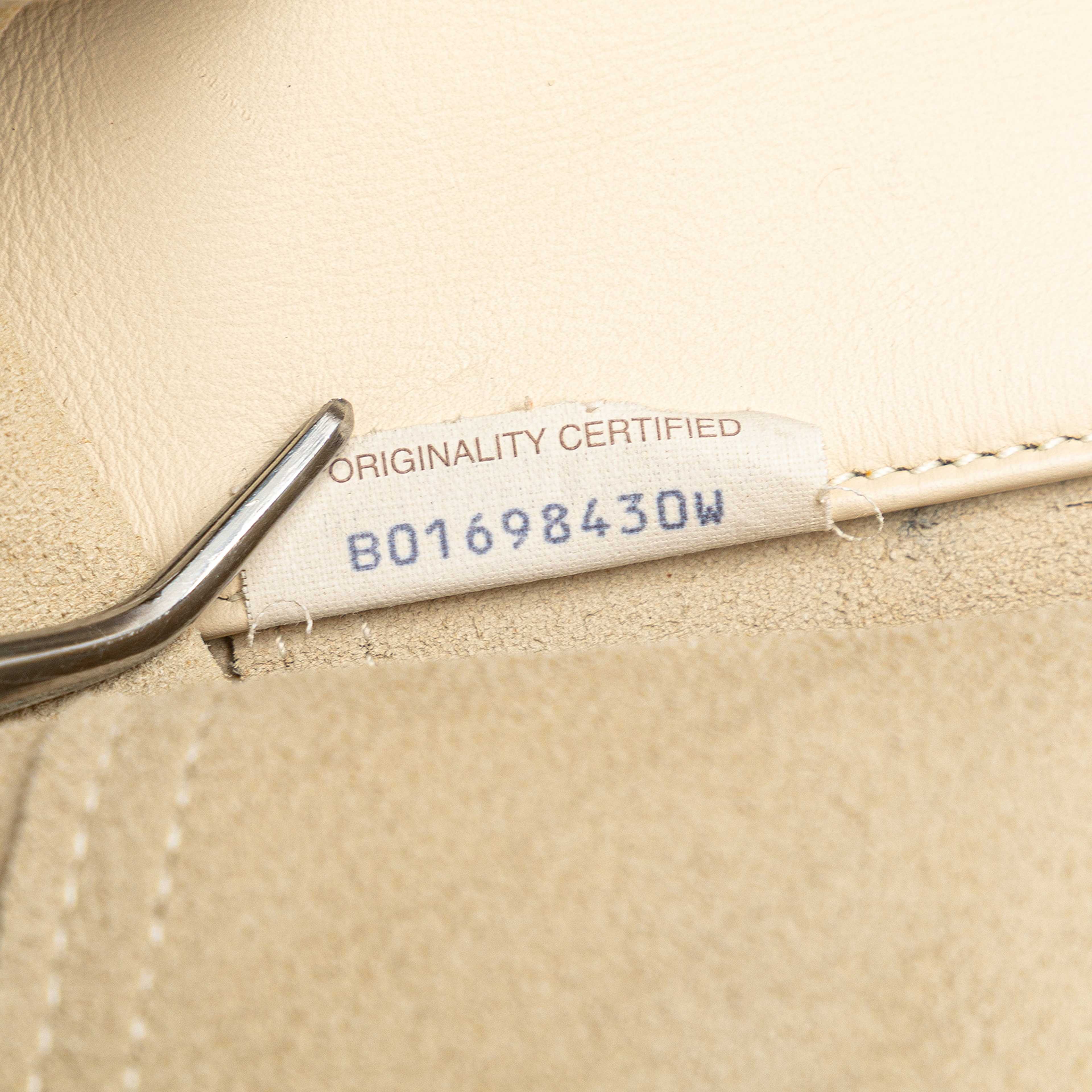 Bottega Veneta Nappa Intrecciomirage Butterfly Tote, från Luxclusif, i färgen ivory. Klicka för att öppna bilden i stort format