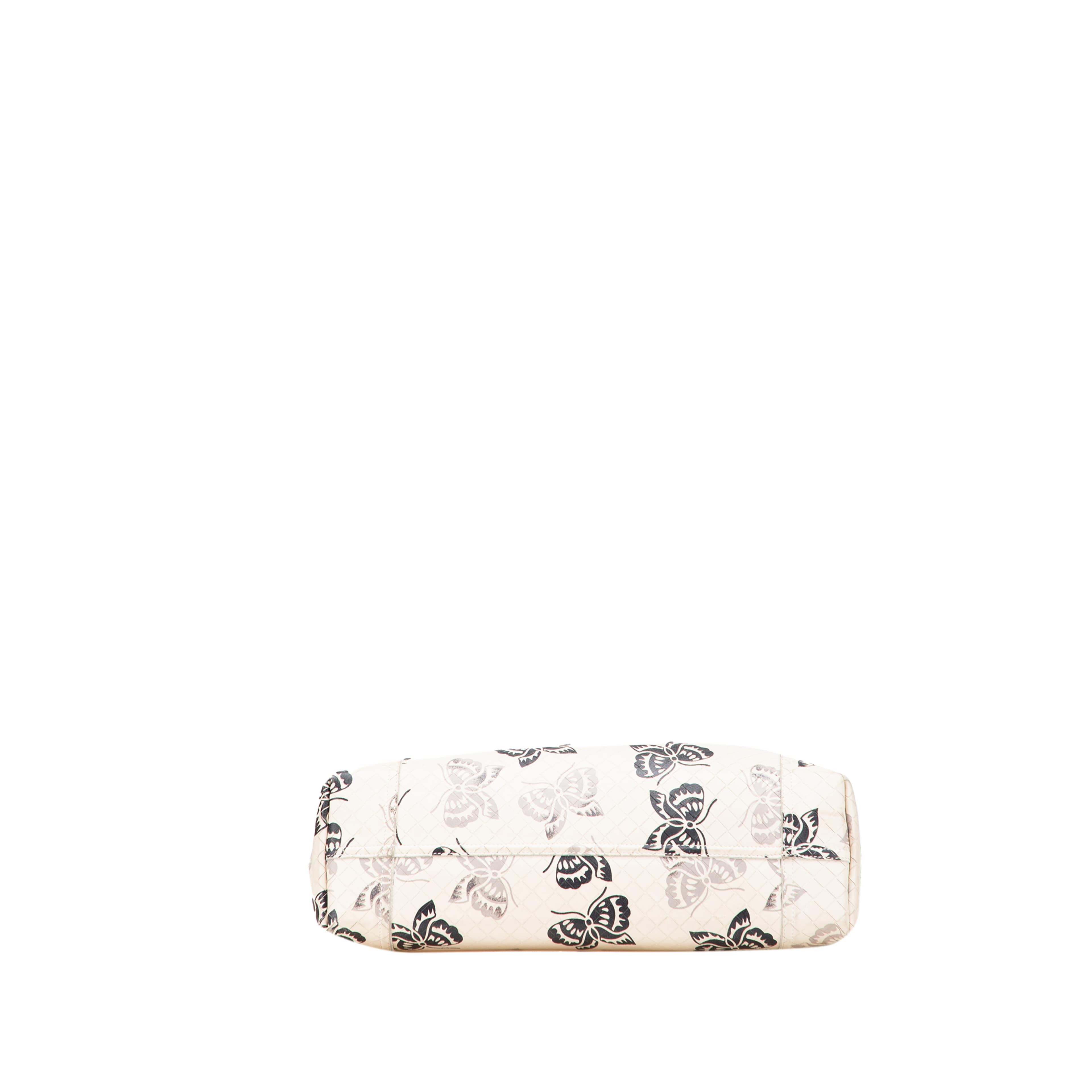 Bottega Veneta Nappa Intrecciomirage Butterfly Tote, från Luxclusif, i färgen ivory. Klicka för att öppna bilden i stort format