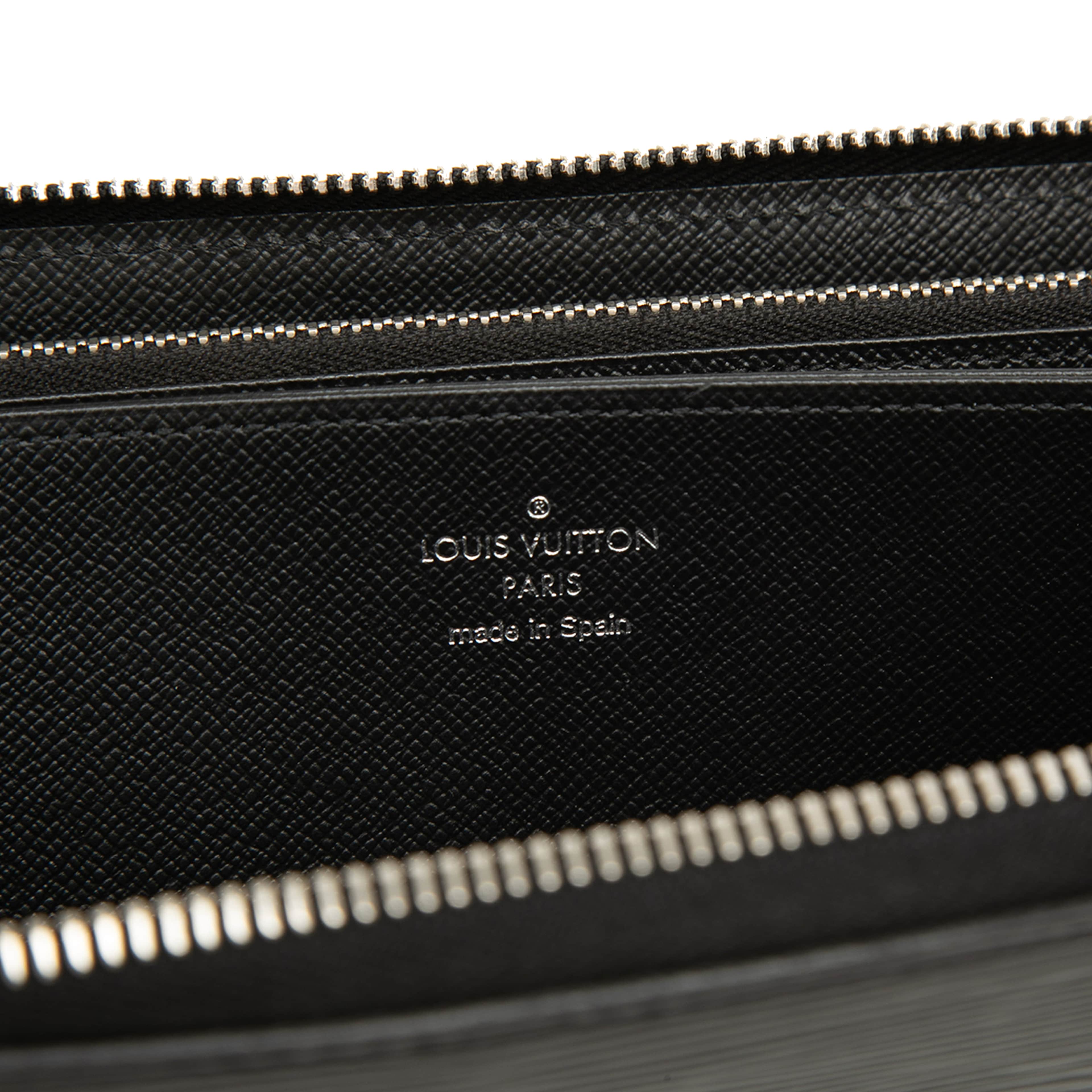Louis Vuitton Epi Zippy Long Wallet, från Luxclusif, i färgen black. Klicka för att öppna bilden i stort format