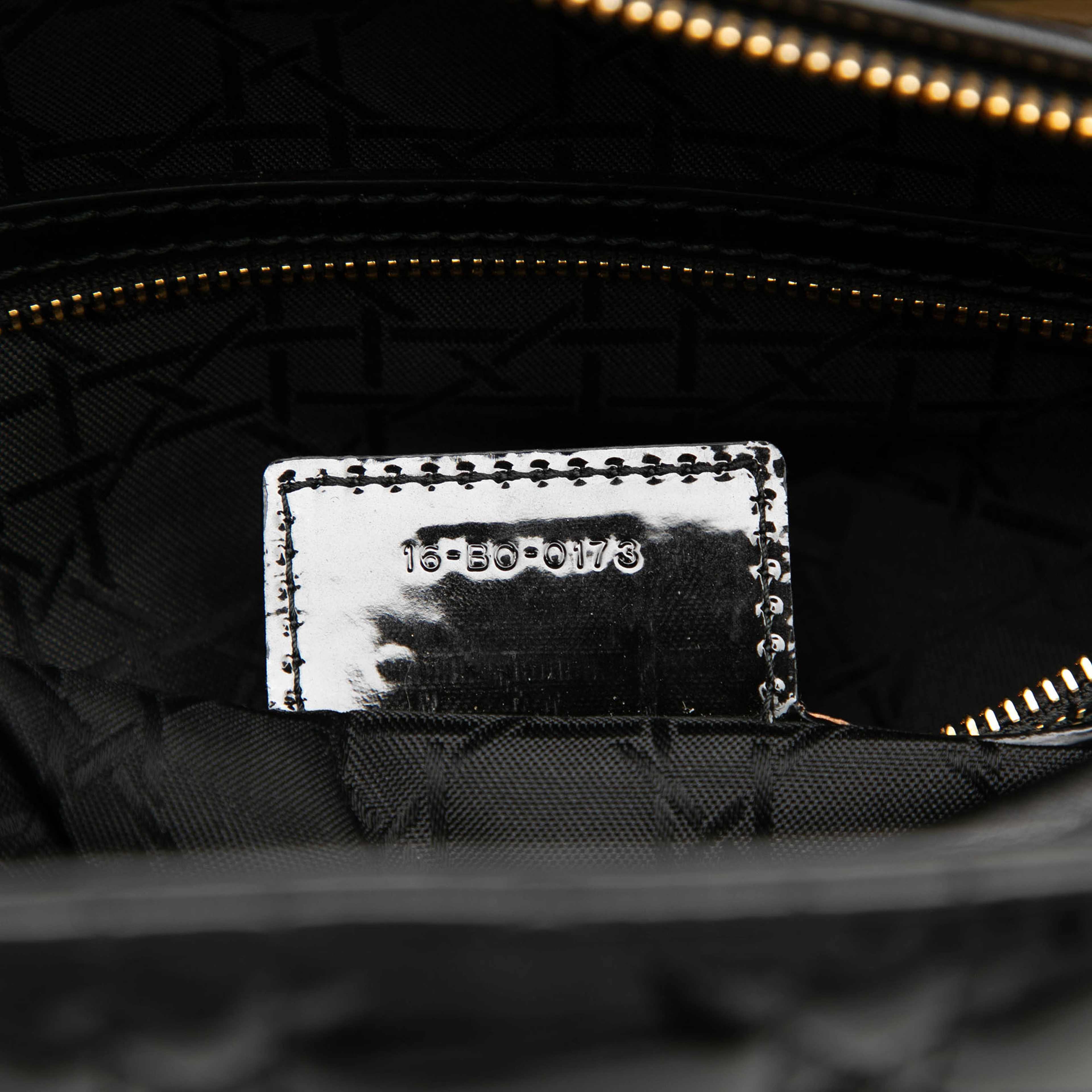 Dior Large Patent Cannage Lady Dior, från Luxclusif, i färgen svart. Klicka för att öppna bilden i stort format
