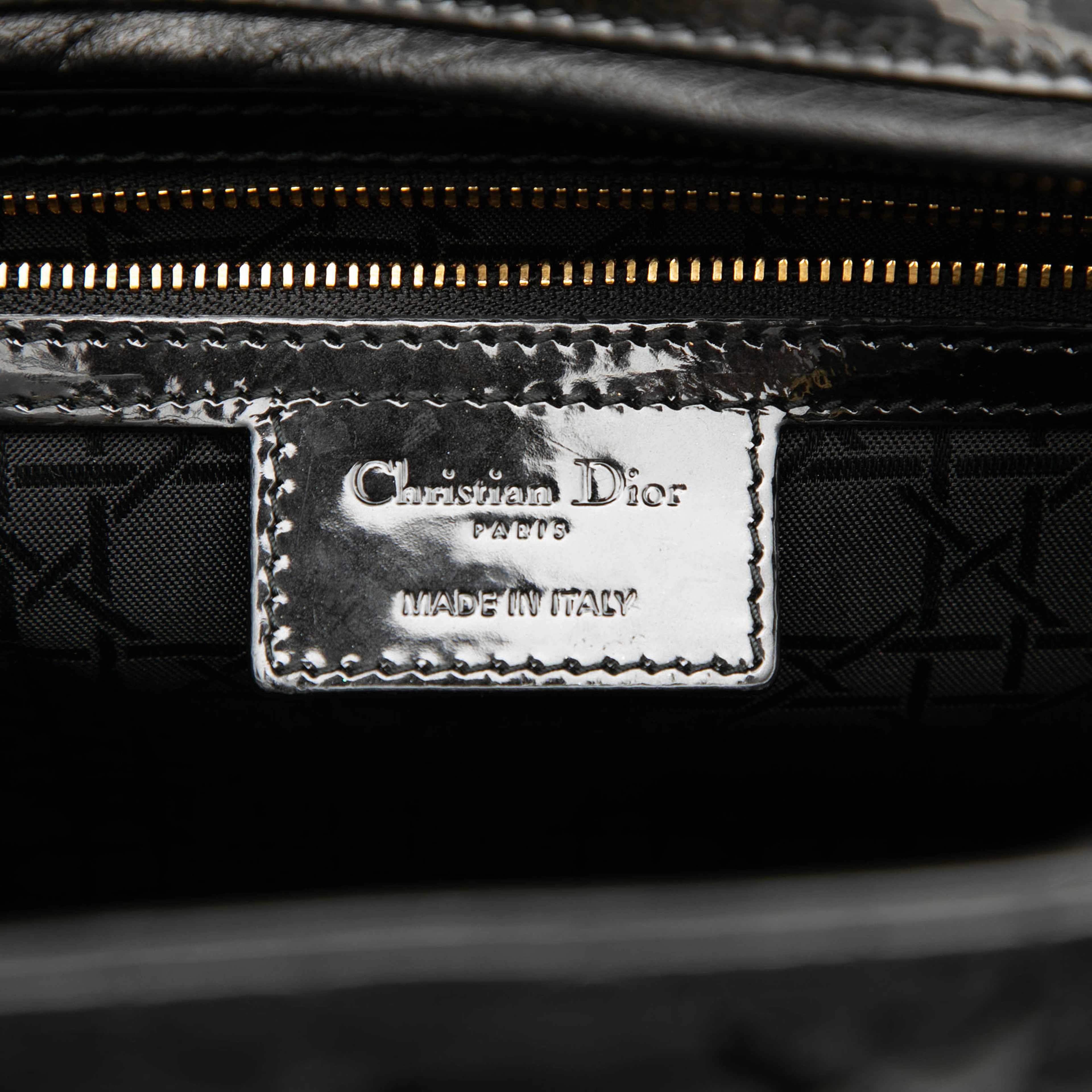 Dior Large Patent Cannage Lady Dior, från Luxclusif, i färgen black. Klicka för att öppna bilden i stort format