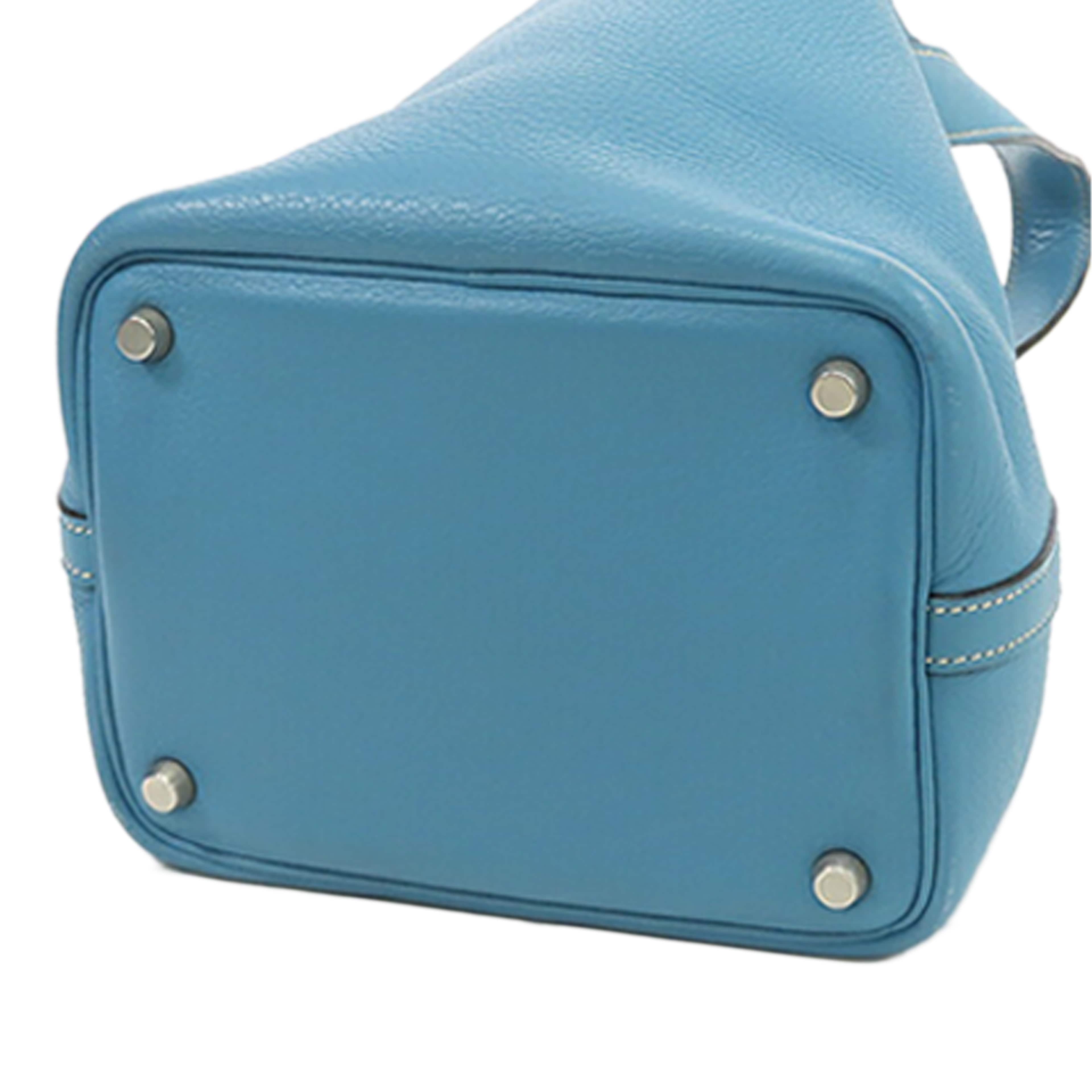 Hermès Clemence Picotin 18, från Luxclusif, i färgen light blue. Klicka för att öppna bilden i stort format