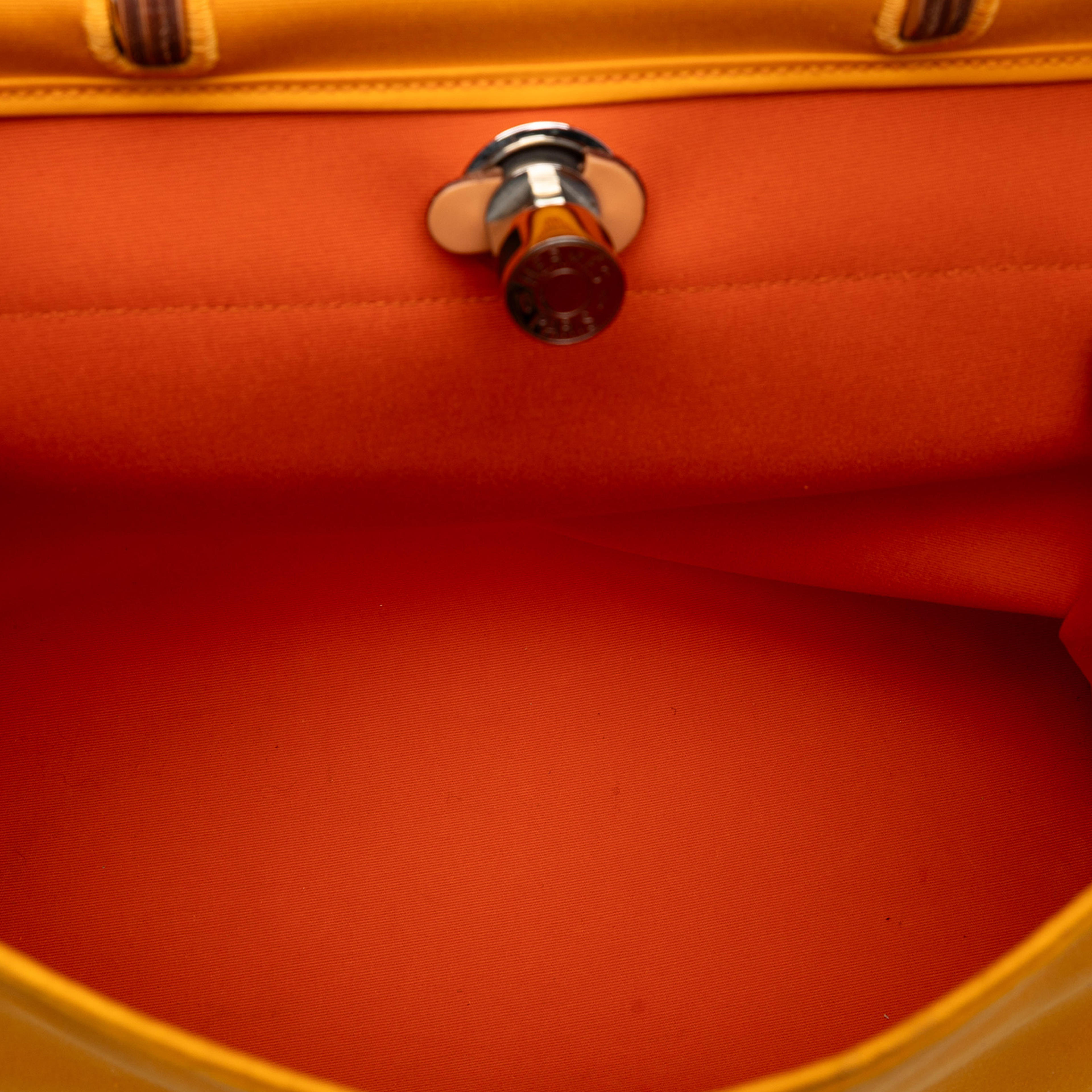 Hermès Toile Herbag Zip 39, från Luxclusif, i färgen mustard. Klicka för att öppna bilden i stort format