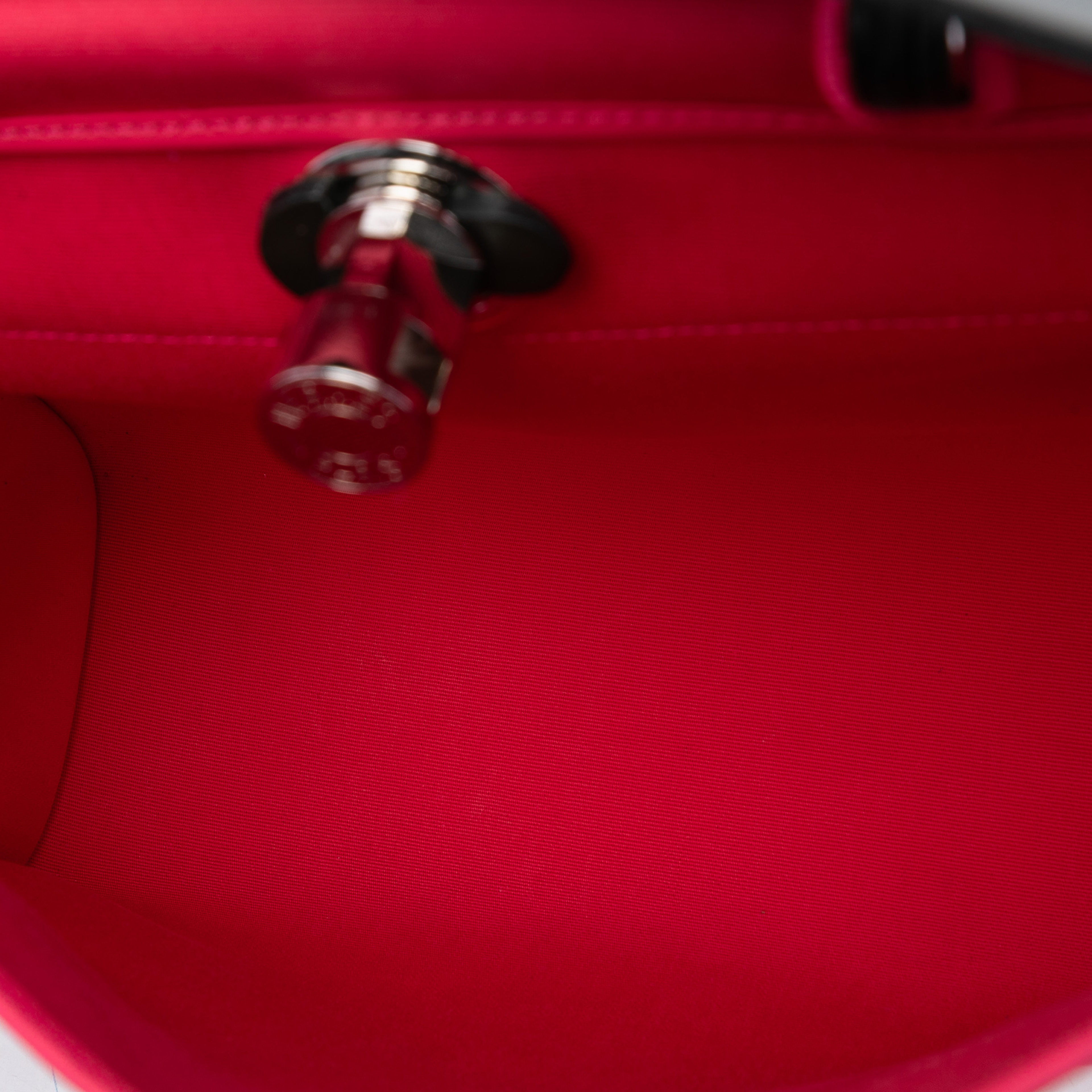 Hermès Toile Herbag Zip 31, från Luxclusif, i färgen strawberry. Klicka för att öppna bilden i stort format