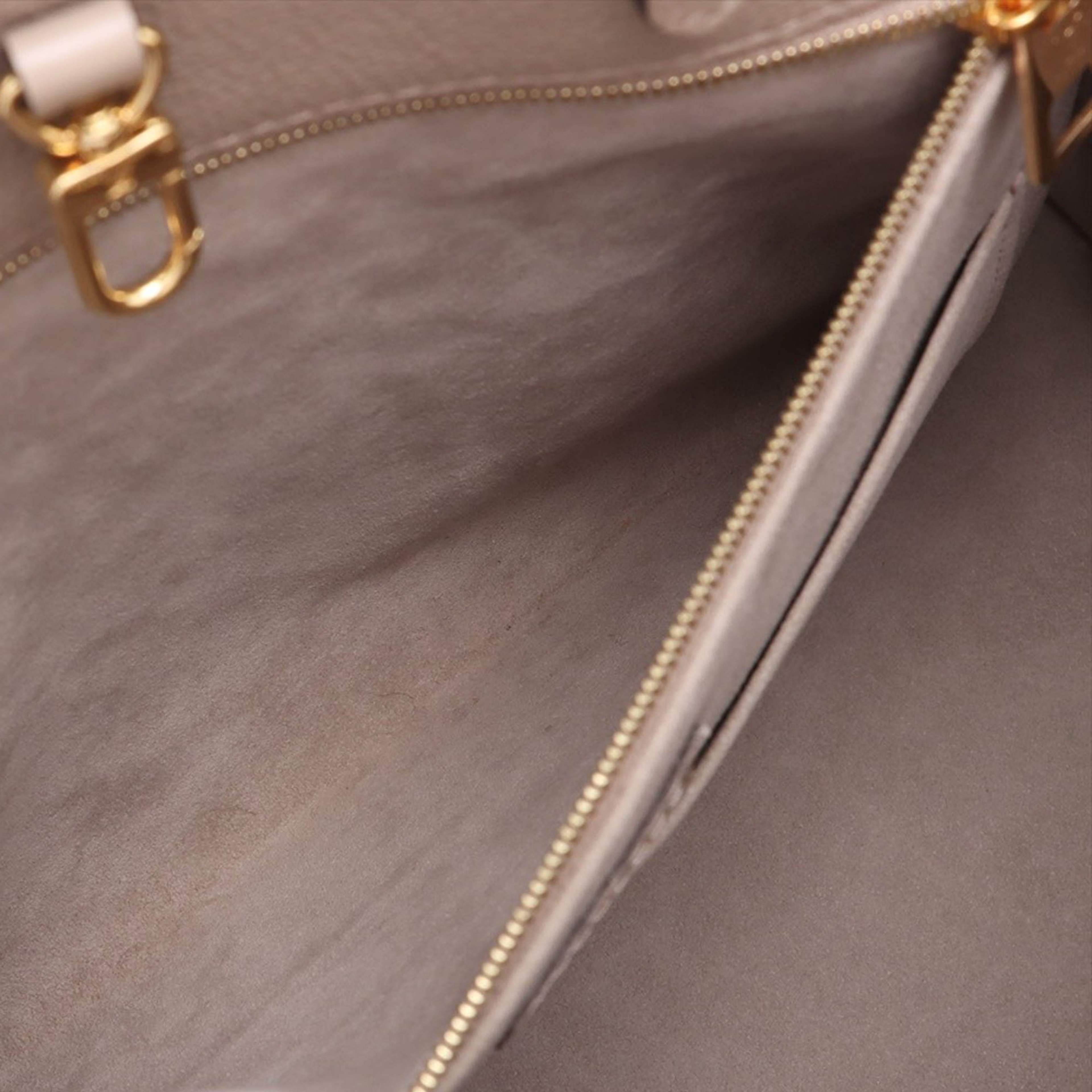 Louis Vuitton Monogram Empreinte Onthego Mm, från Luxclusif, i färgen beige. Klicka för att öppna bilden i stort format