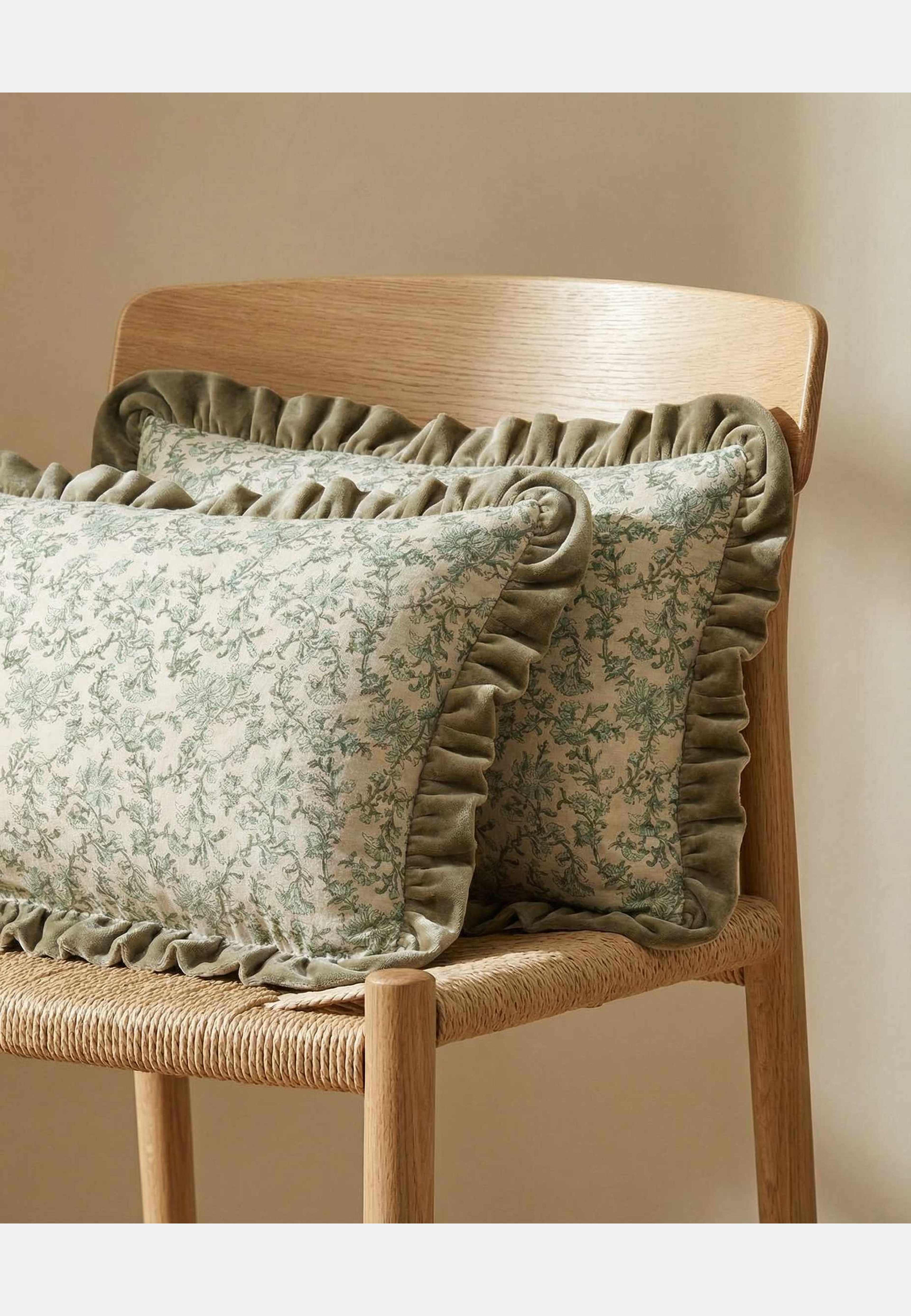 Kuddfodral Tendril, från Classic Collection, i färgen grön. Klicka för att öppna bilden i stort format