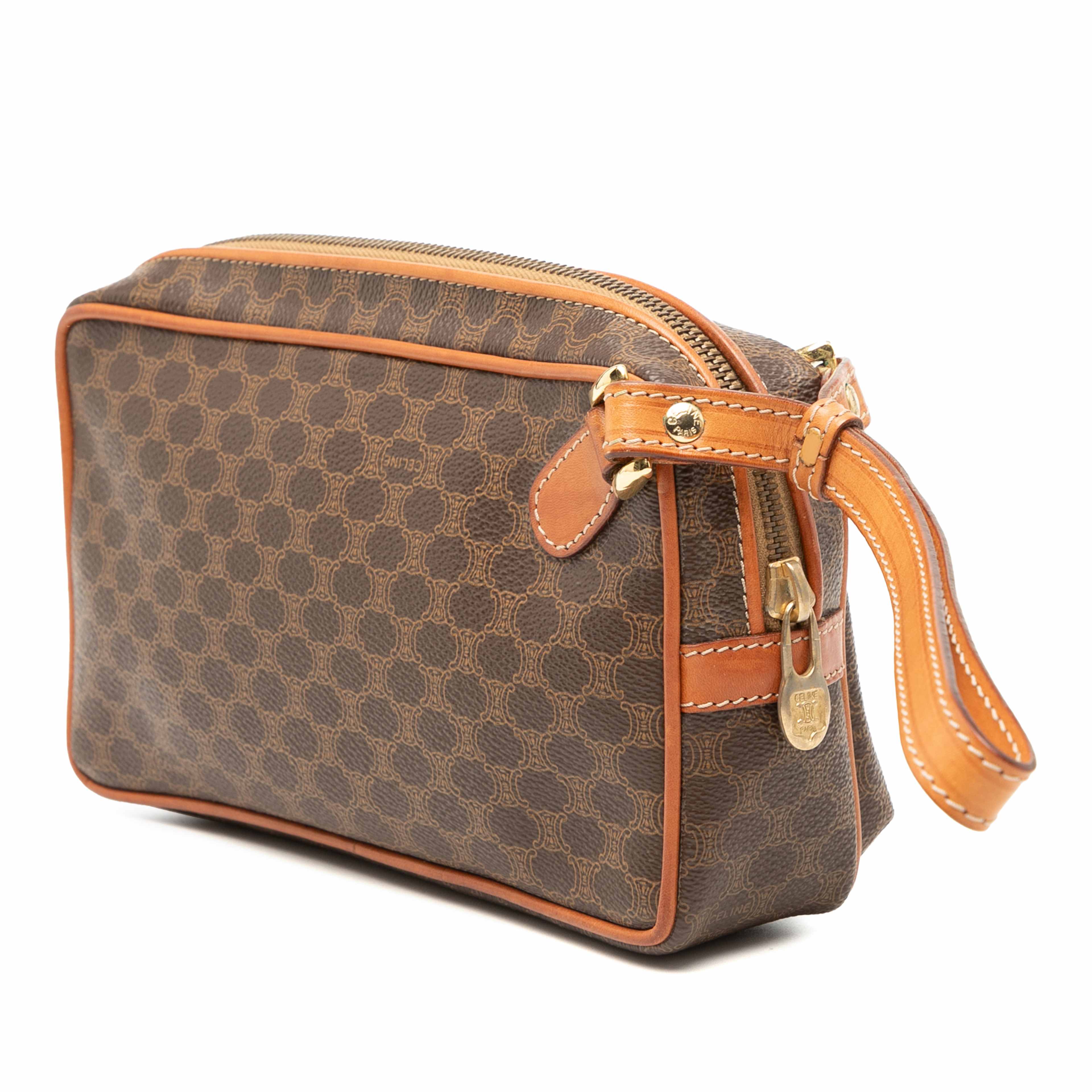 Celine Macadam Coated Canvas Clutch, från Luxclusif, i färgen brun. Klicka för att öppna bilden i stort format