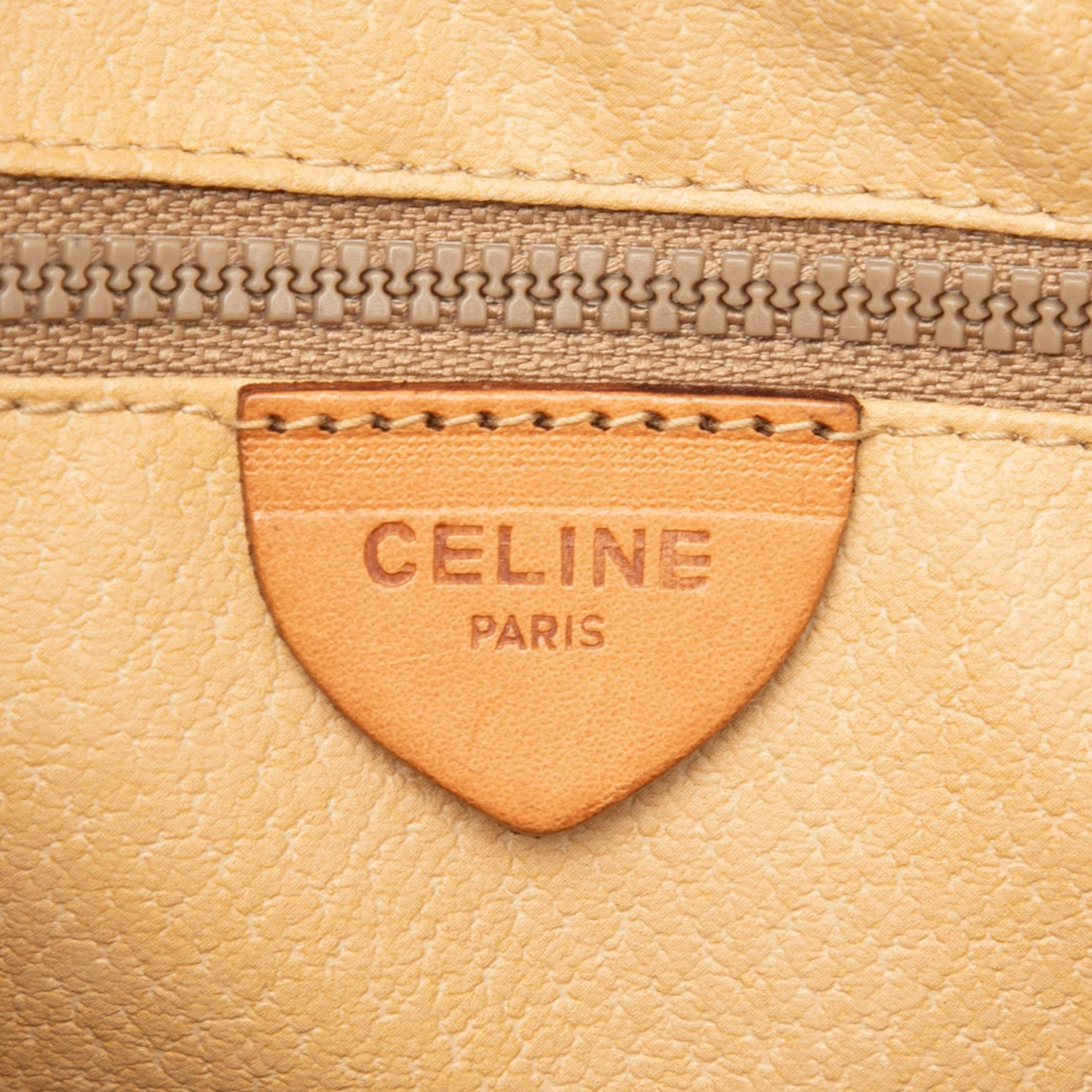 Celine Macadam Coated Canvas Clutch, från Luxclusif, i färgen brun. Klicka för att öppna bilden i stort format