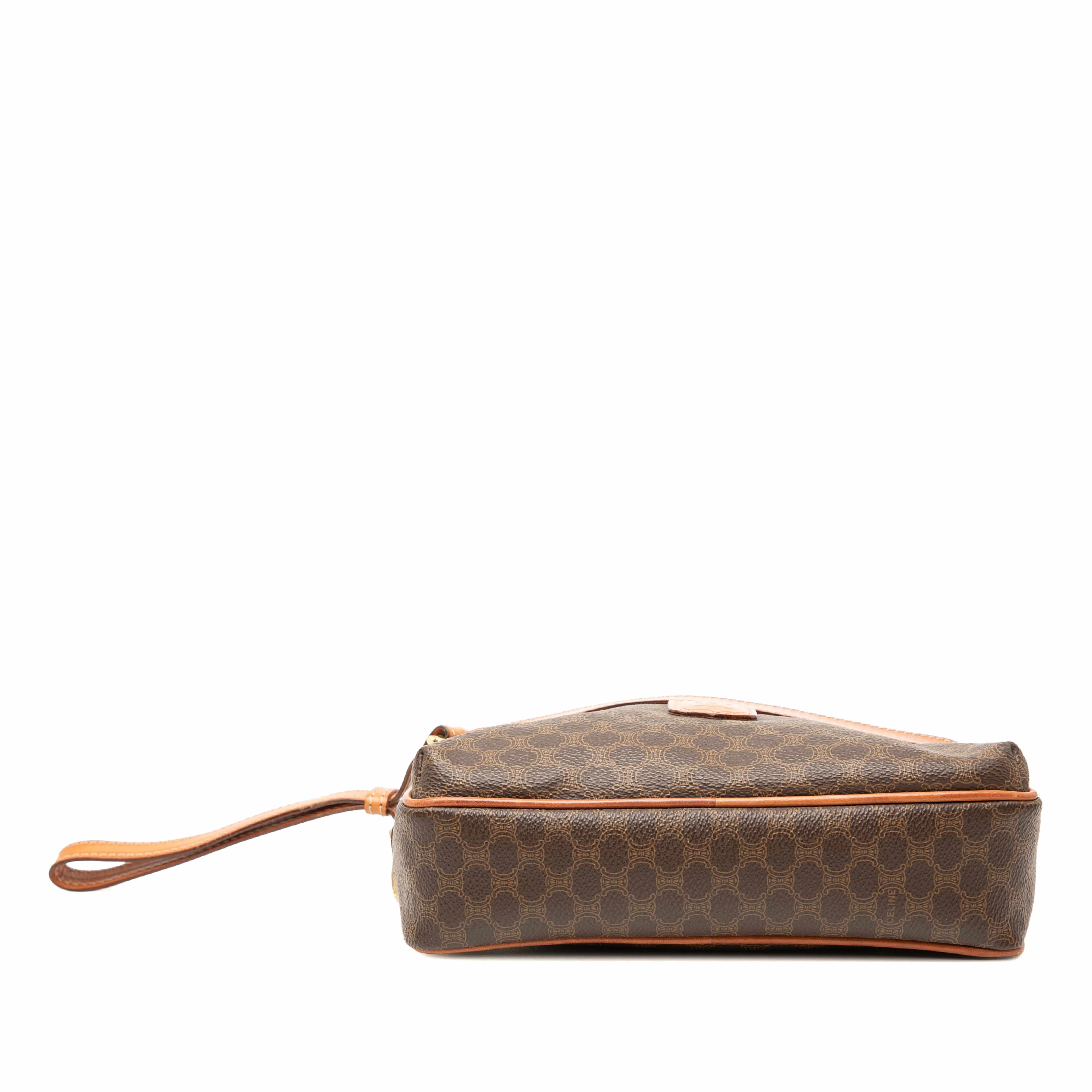 Celine Macadam Coated Canvas Clutch, från Luxclusif, i färgen brun. Klicka för att öppna bilden i stort format