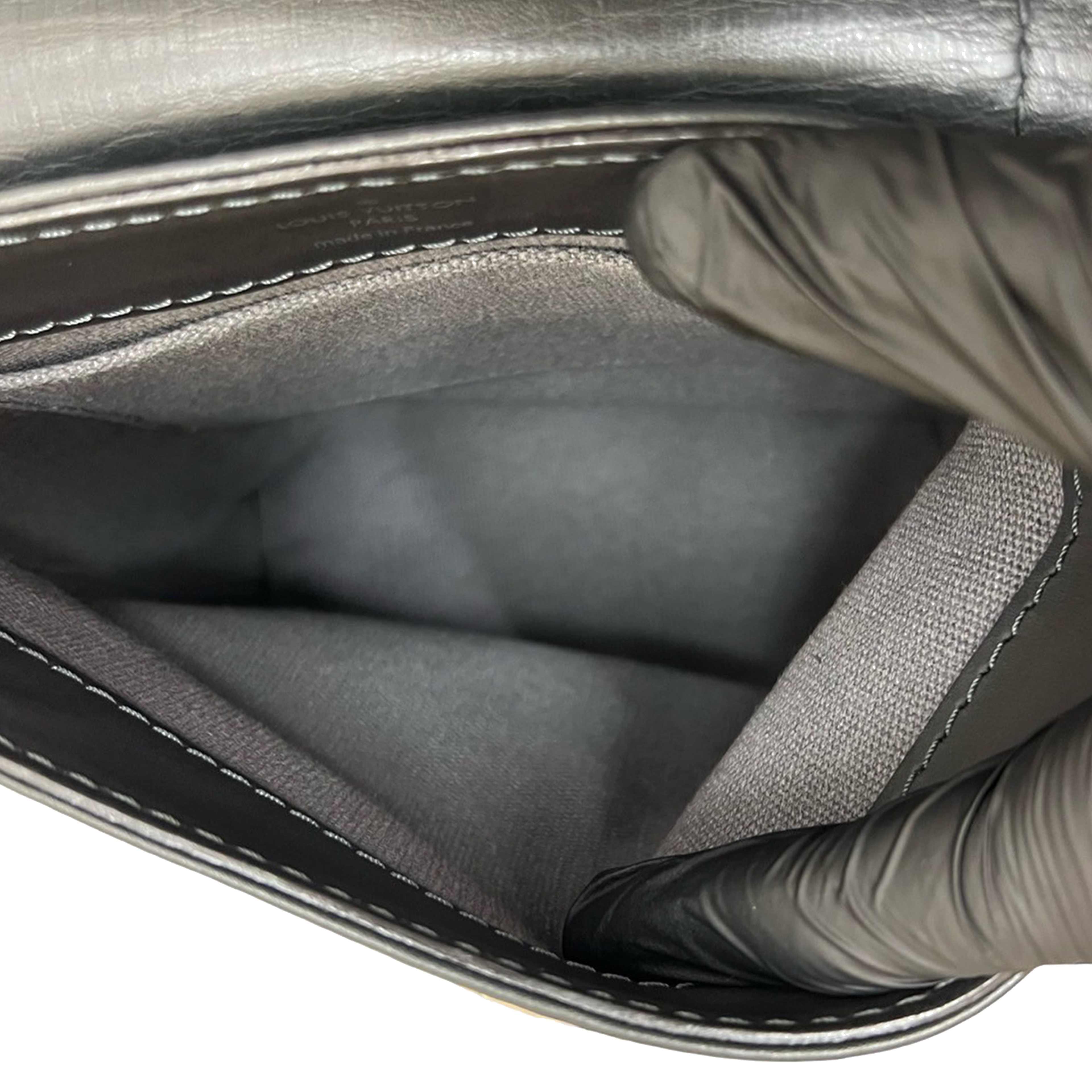 Louis Vuitton Utah Yuma, från Luxclusif, i färgen black. Klicka för att öppna bilden i stort format