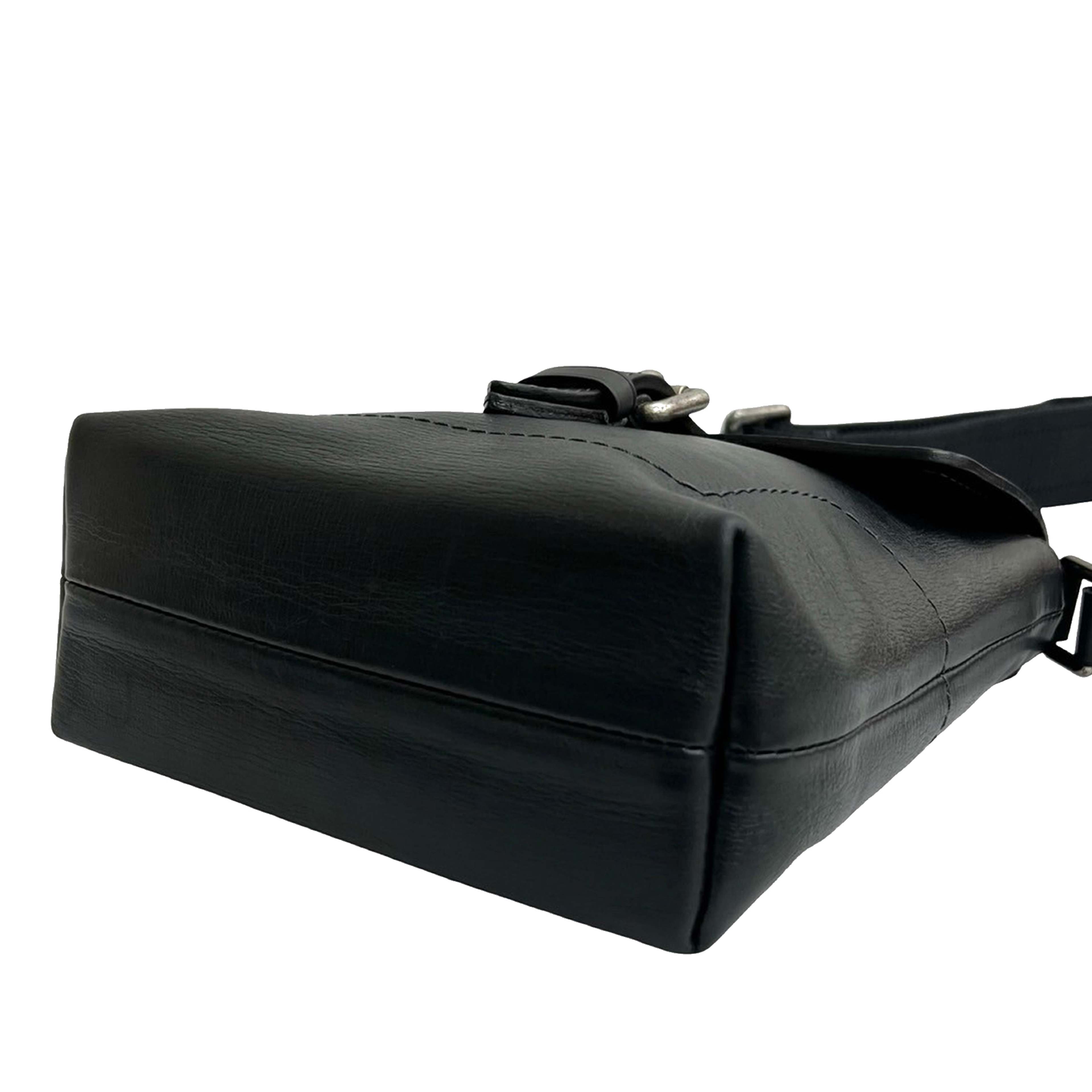 Louis Vuitton Utah Yuma, från Luxclusif, i färgen black. Klicka för att öppna bilden i stort format