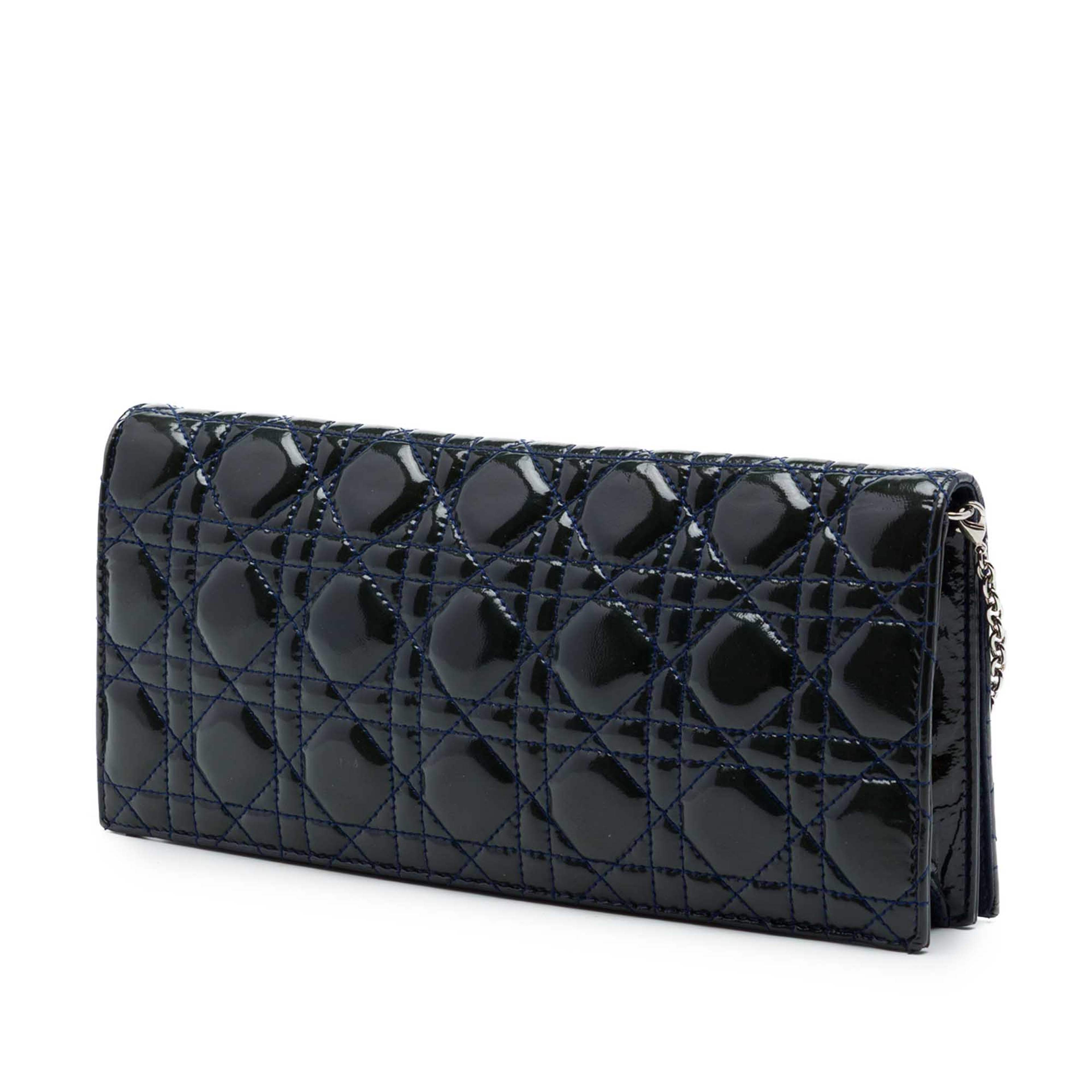 Dior Patent Cannage Lady Dior Clutch With Chain, från Luxclusif, i färgen svart. Klicka för att öppna bilden i stort format