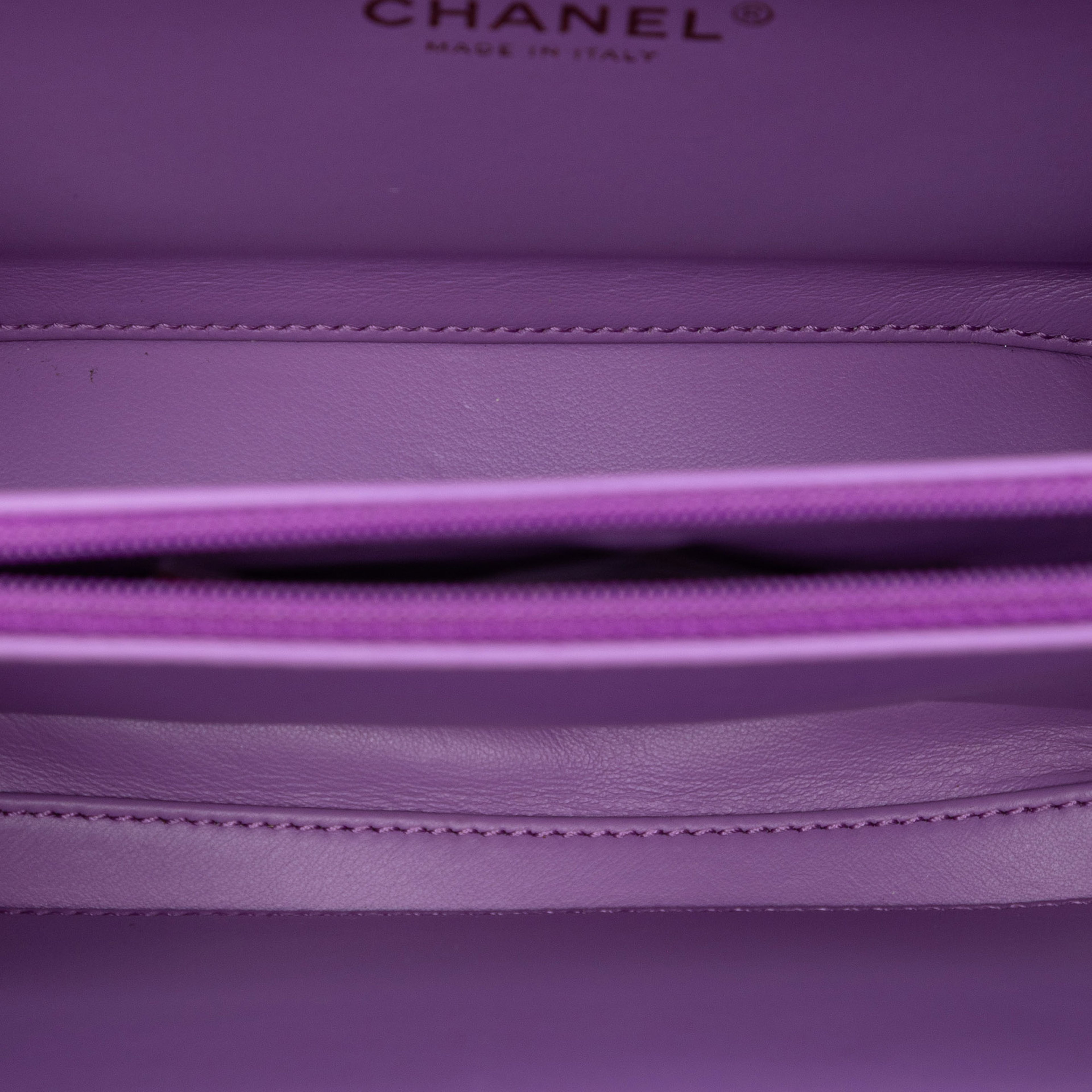 Chanel Small Tweed Cc Filigree Vanity Case, från Luxclusif, i färgen purple. Klicka för att öppna bilden i stort format