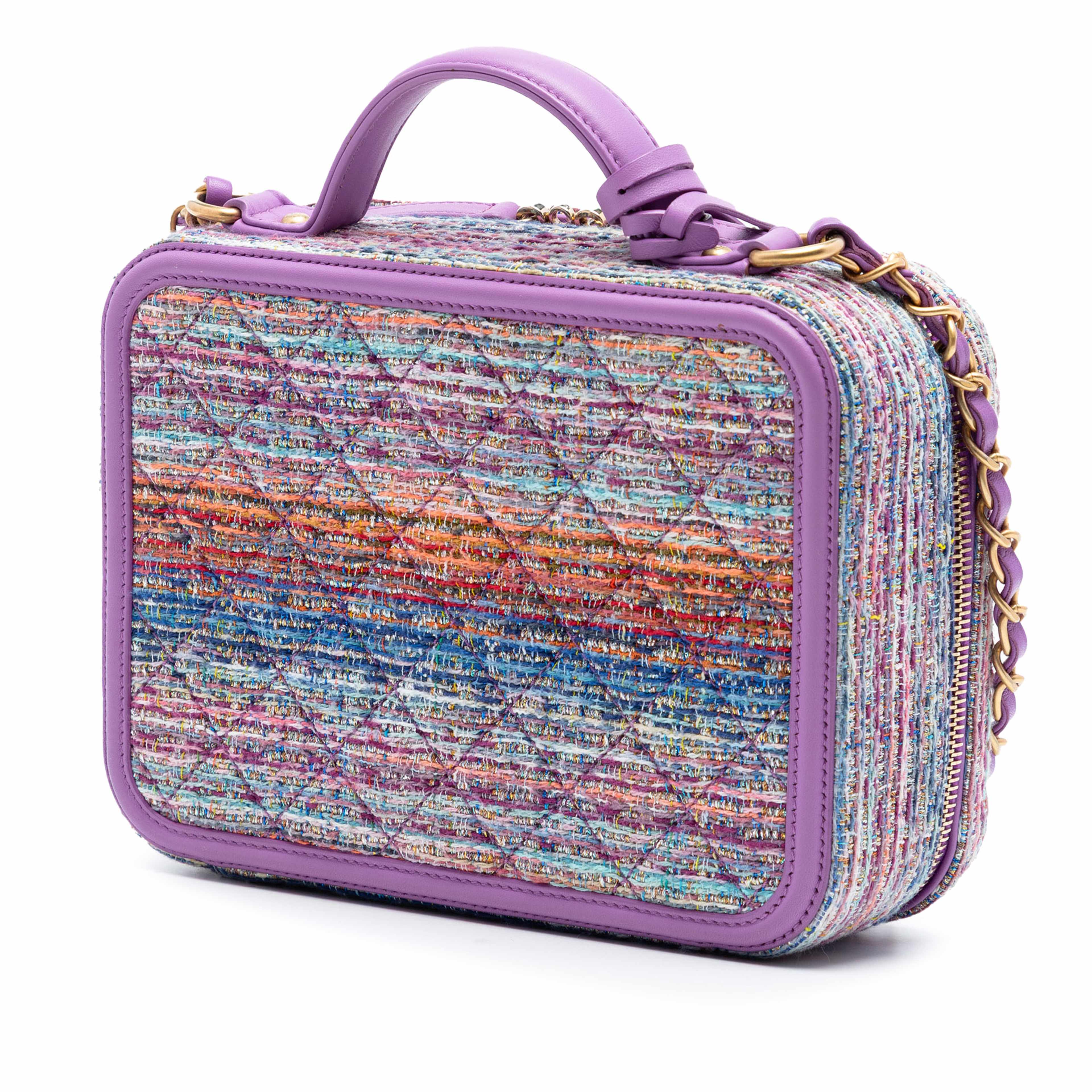 Chanel Small Tweed Cc Filigree Vanity Case, från Luxclusif, i färgen purple. Klicka för att öppna bilden i stort format