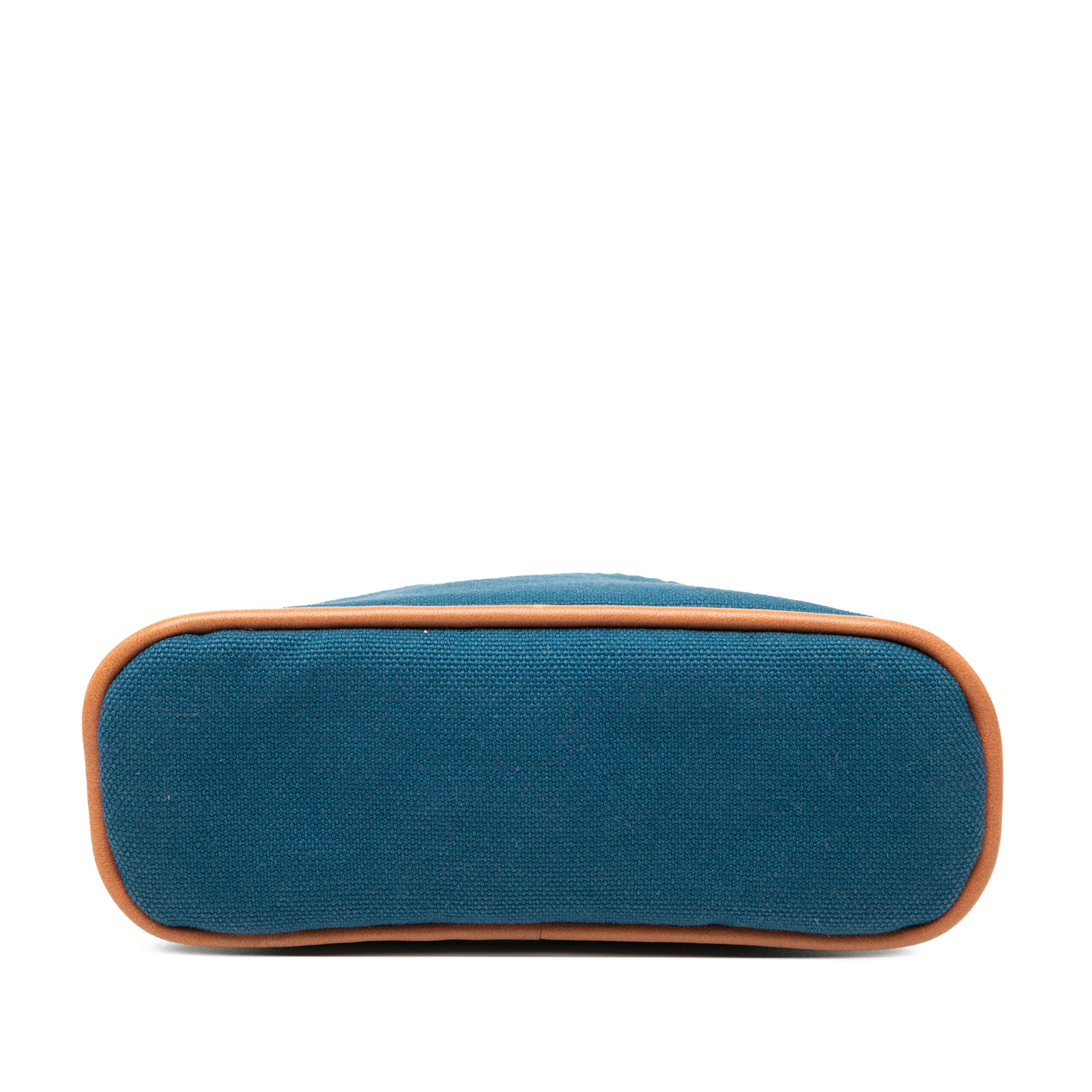 Hermès Mini Mini Canvas Bolide Case, från Luxclusif, i färgen blå. Klicka för att öppna bilden i stort format