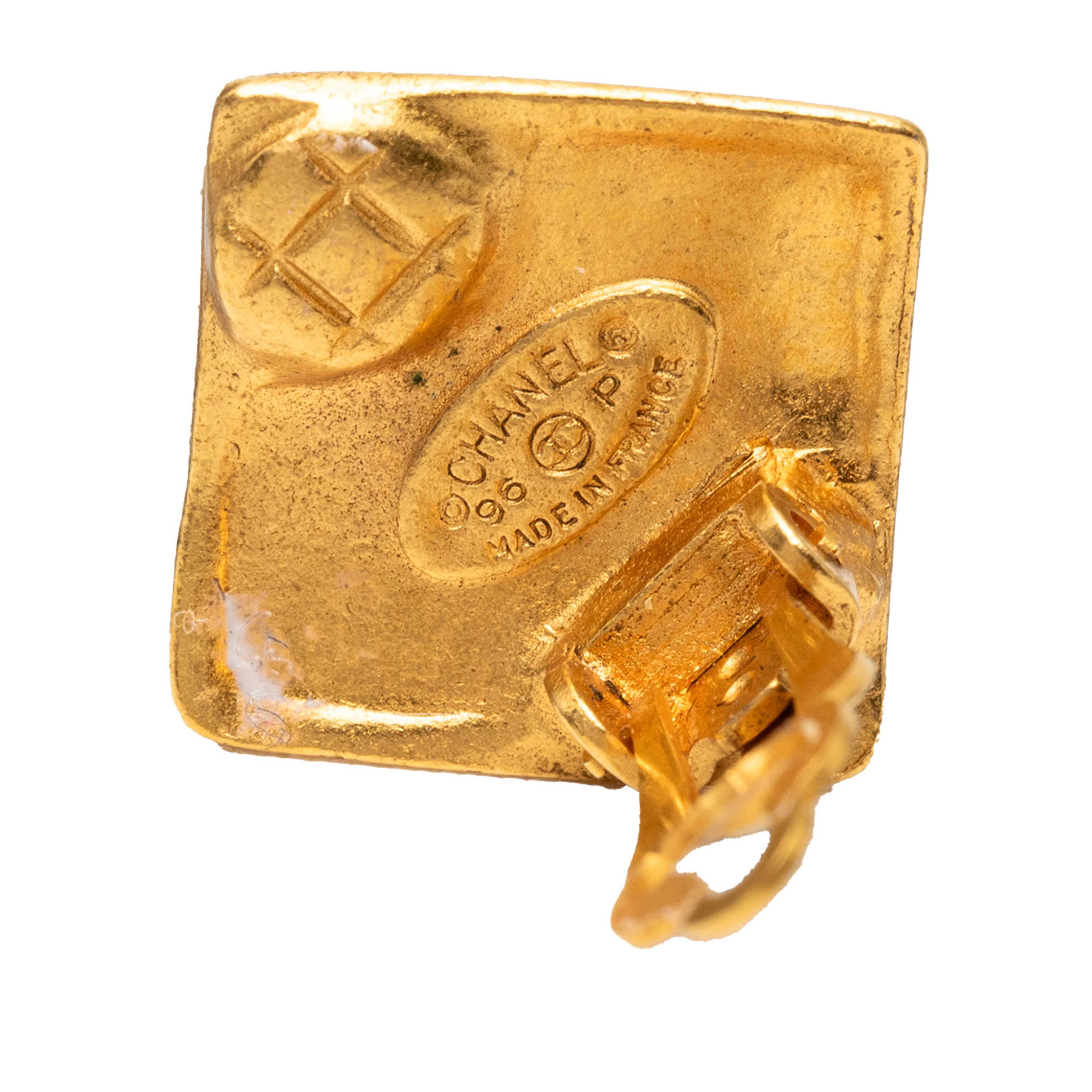 Chanel Cc Gold Plated Diamond Clip On Earrings, från Luxclusif, i färgen guld. Klicka för att öppna bilden i stort format