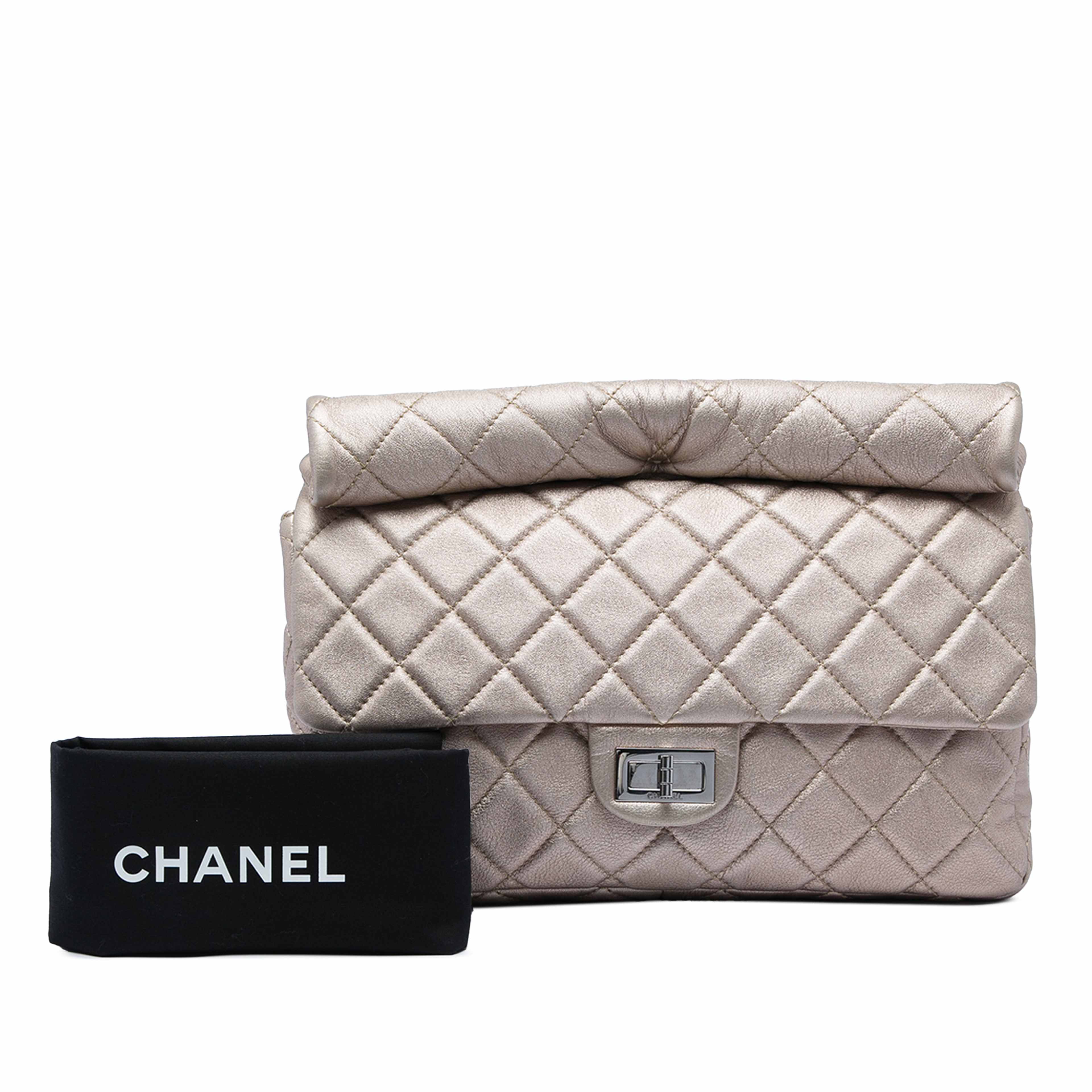 Chanel Large Quilted Iridescent Calfskin Reissue 2.55 Roll Clutch, från Luxclusif, i färgen guld. Klicka för att öppna bilden i stort format