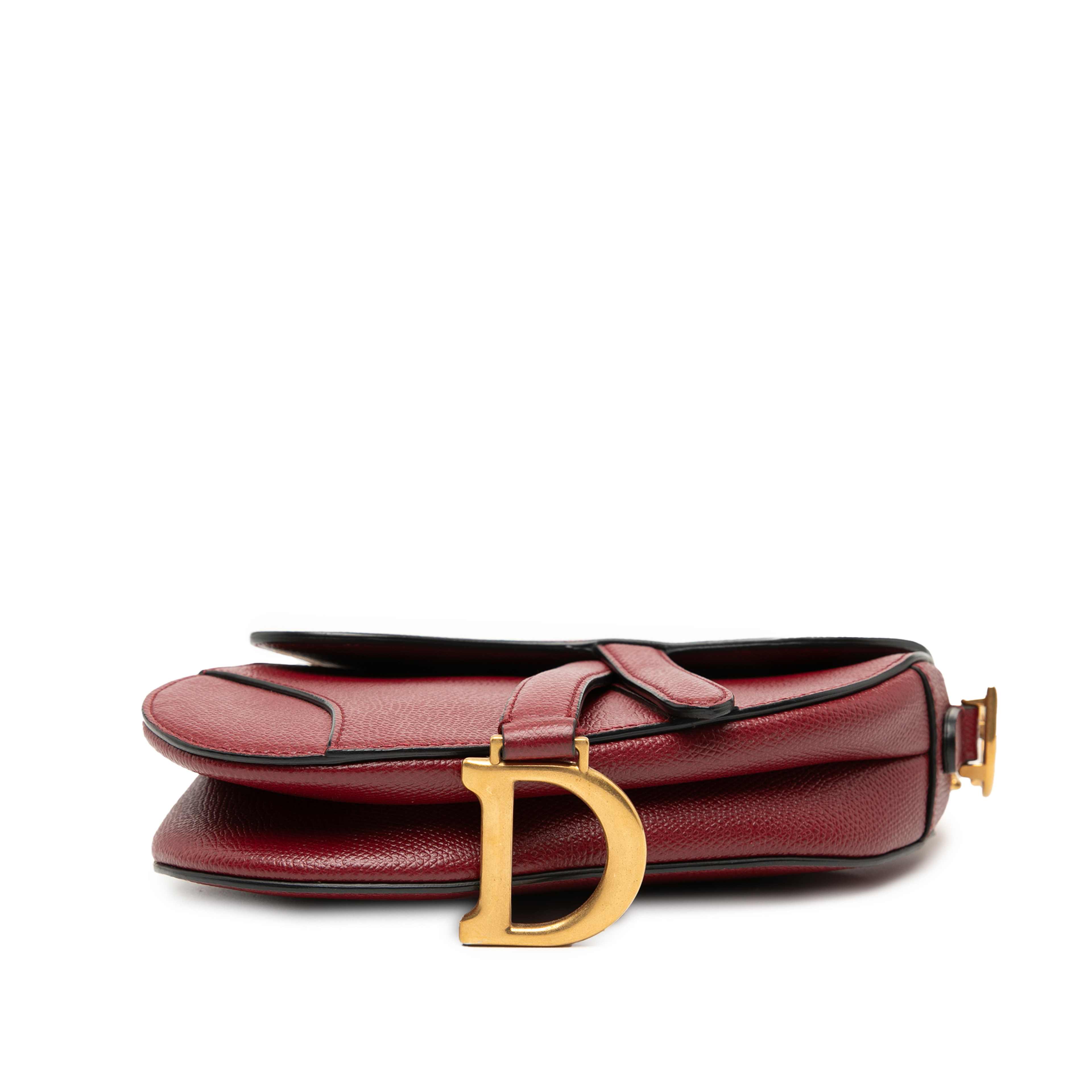 Dior Mini Grained Calfskin Saddle Bag, från Luxclusif, i färgen röd. Klicka för att öppna bilden i stort format